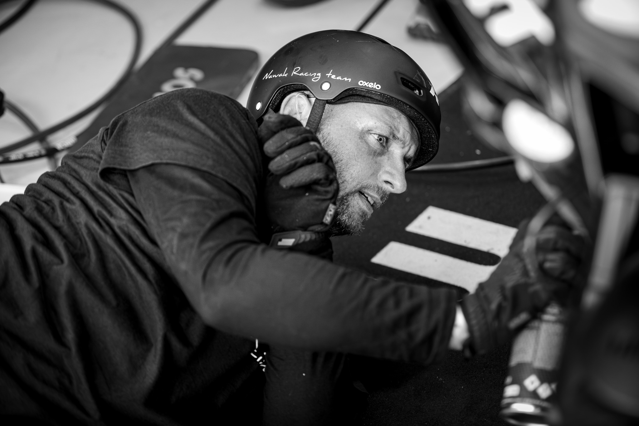 Mécanicien de la Nawak Racing Team concentré sur une intervention en noir et blanc
