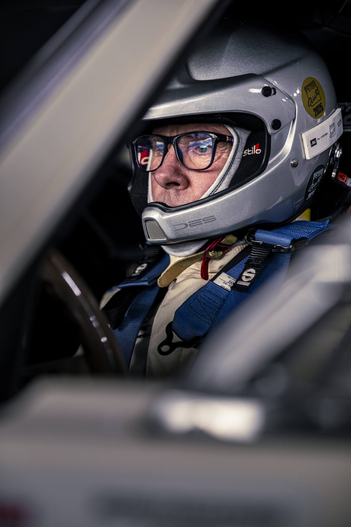 Portrait pilote dans l'habitacle de la Mustang, casque gris Stilo et lunettes, concentration avant départ 2 Tours d'Horloge 2025