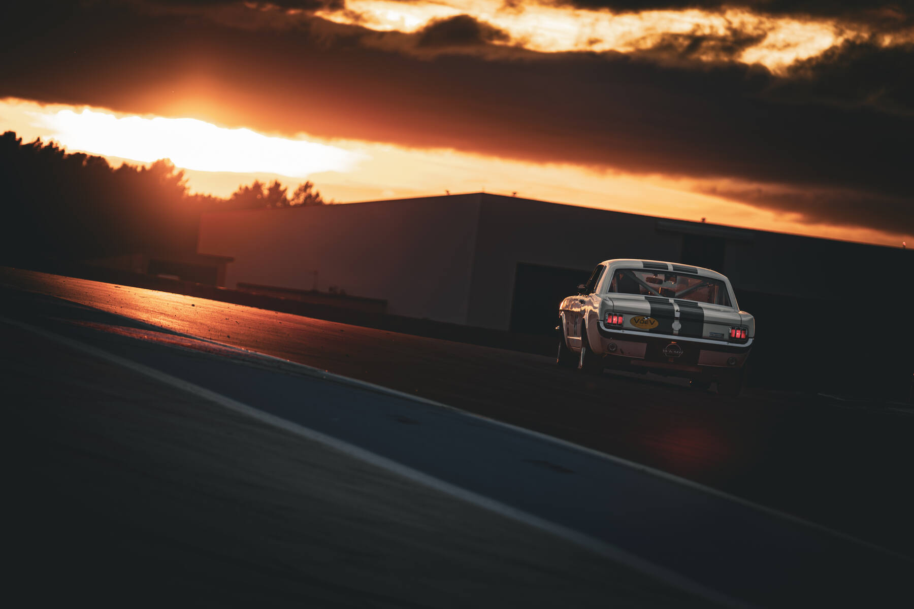 Ford Mustang historique au coucher du soleil, Les 2 Tours d'Horloge 2025, Paul Ricard