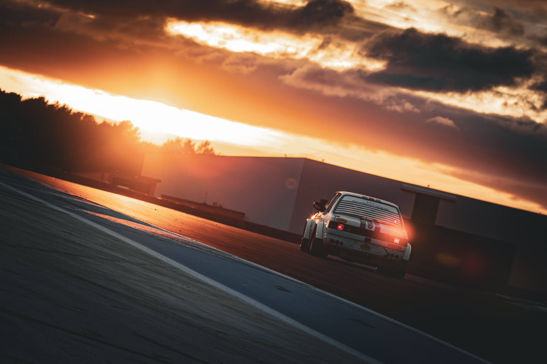 Voiture de tourisme historique au coucher de soleil nuageux, 2 Tours d'Horloge 2025 Paul Ricard