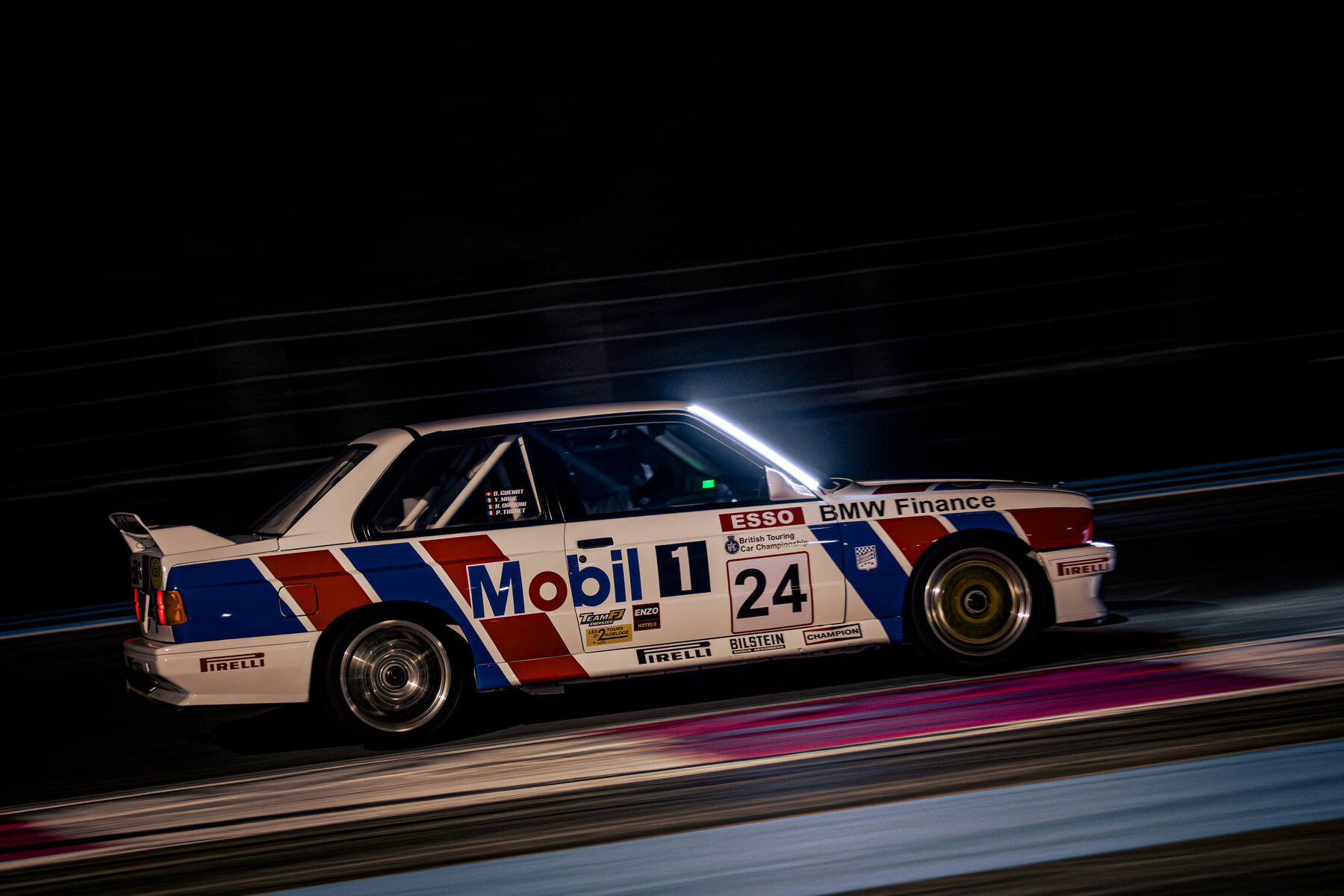 BMW M3 E30 numéro 24 Mobil 1 BMW Finance en panning de nuit, 2 Tours d'Horloge 2025 Paul Ricard