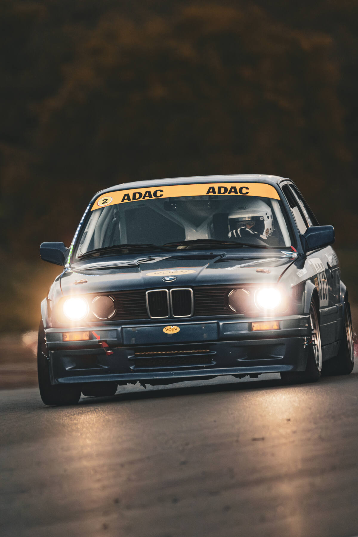 BMW E30 ADAC numéro 2, phares allumés au crépuscule, face avant, 2 Tours d'Horloge 2025