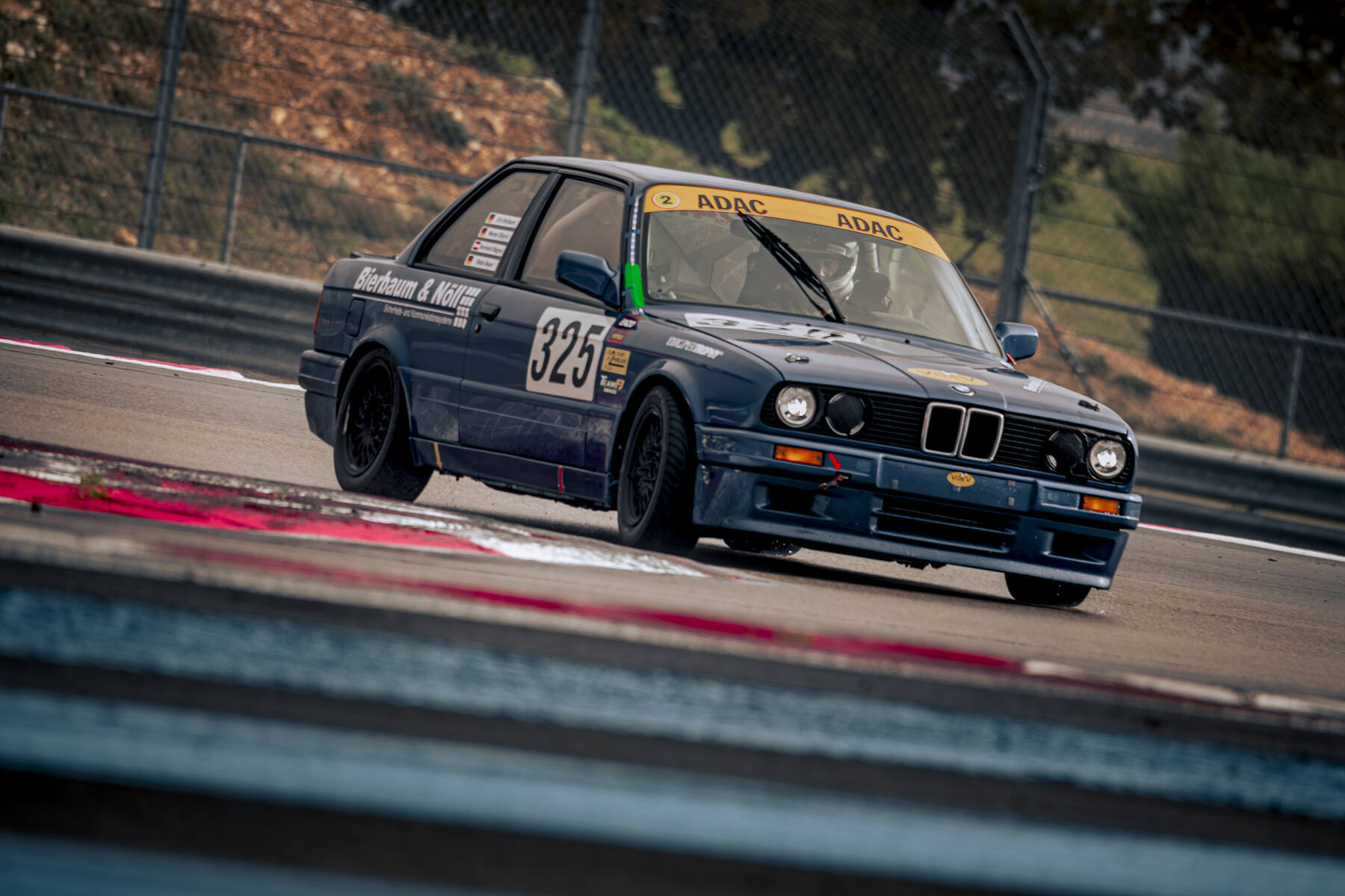 BMW E30 numéro 325 Bierbaum and Noll en virage de jour, 2 Tours d'Horloge 2025
