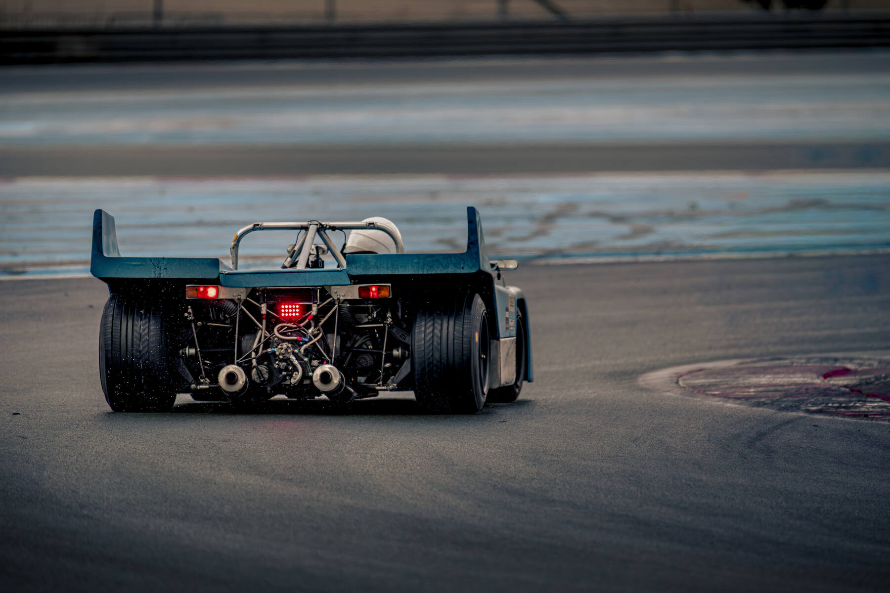 Sport prototype vue arrière mécanique apparente, 2 Tours d'Horloge 2025 Paul Ricard, nuit