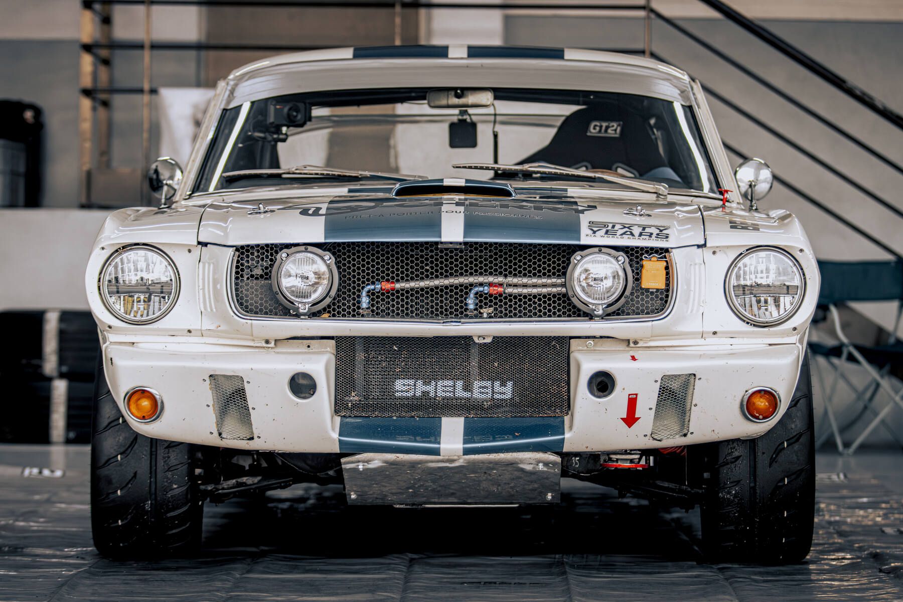 Ford Shelby Mustang GT350 blanche de face, parc fermé des 2 Tours d'Horloge 2025