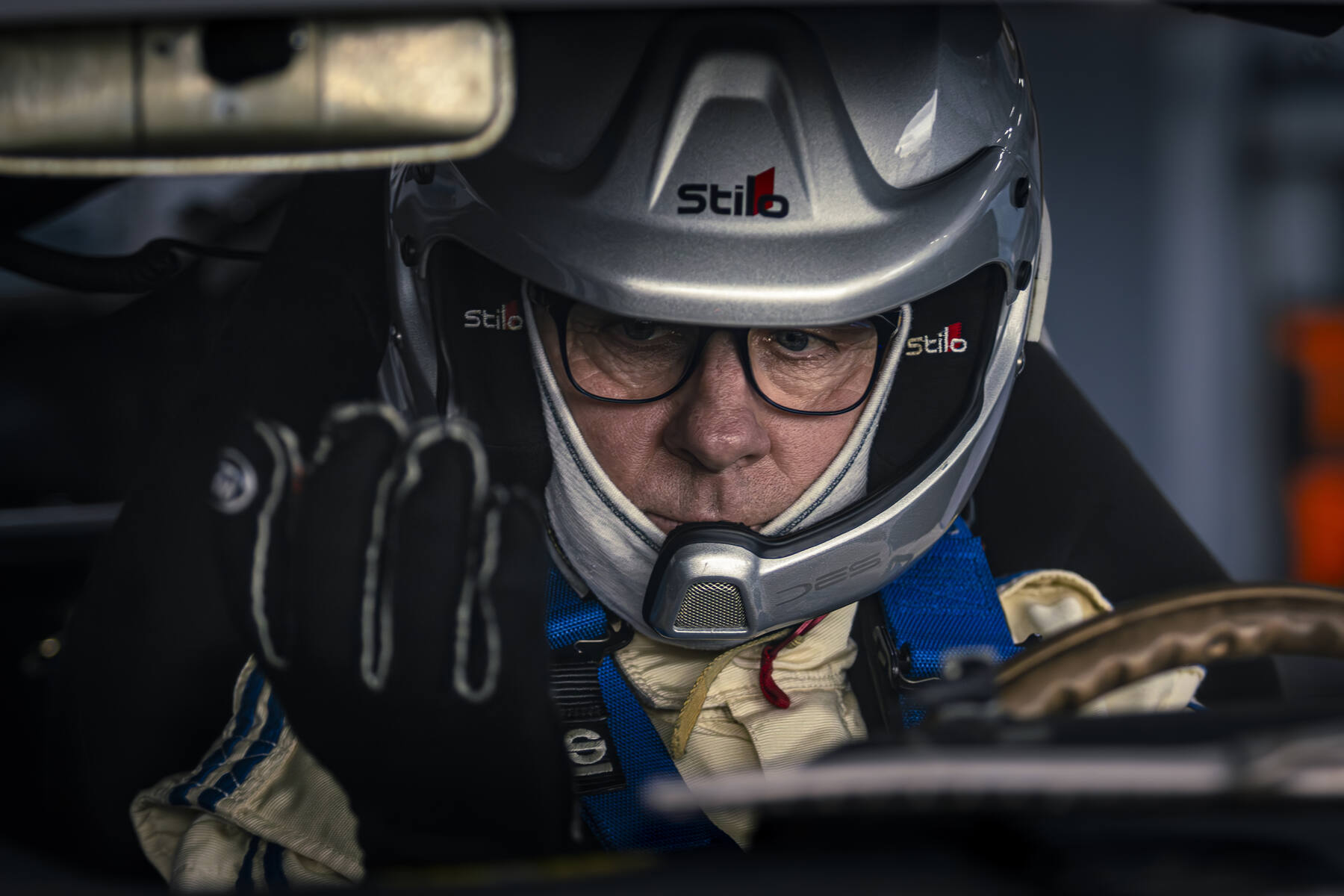 Portrait pilote en casque Stilo gris, regard concentré, habitacle de la Mustang, 2 Tours d'Horloge 2025