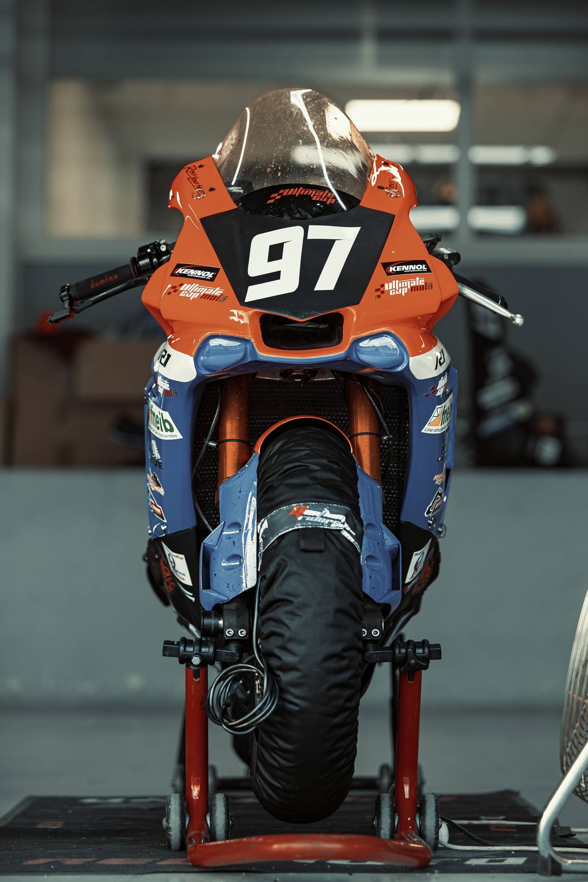 Portrait moto en inclinaison profonde, virage du Circuit Paul Ricard UCM 2025