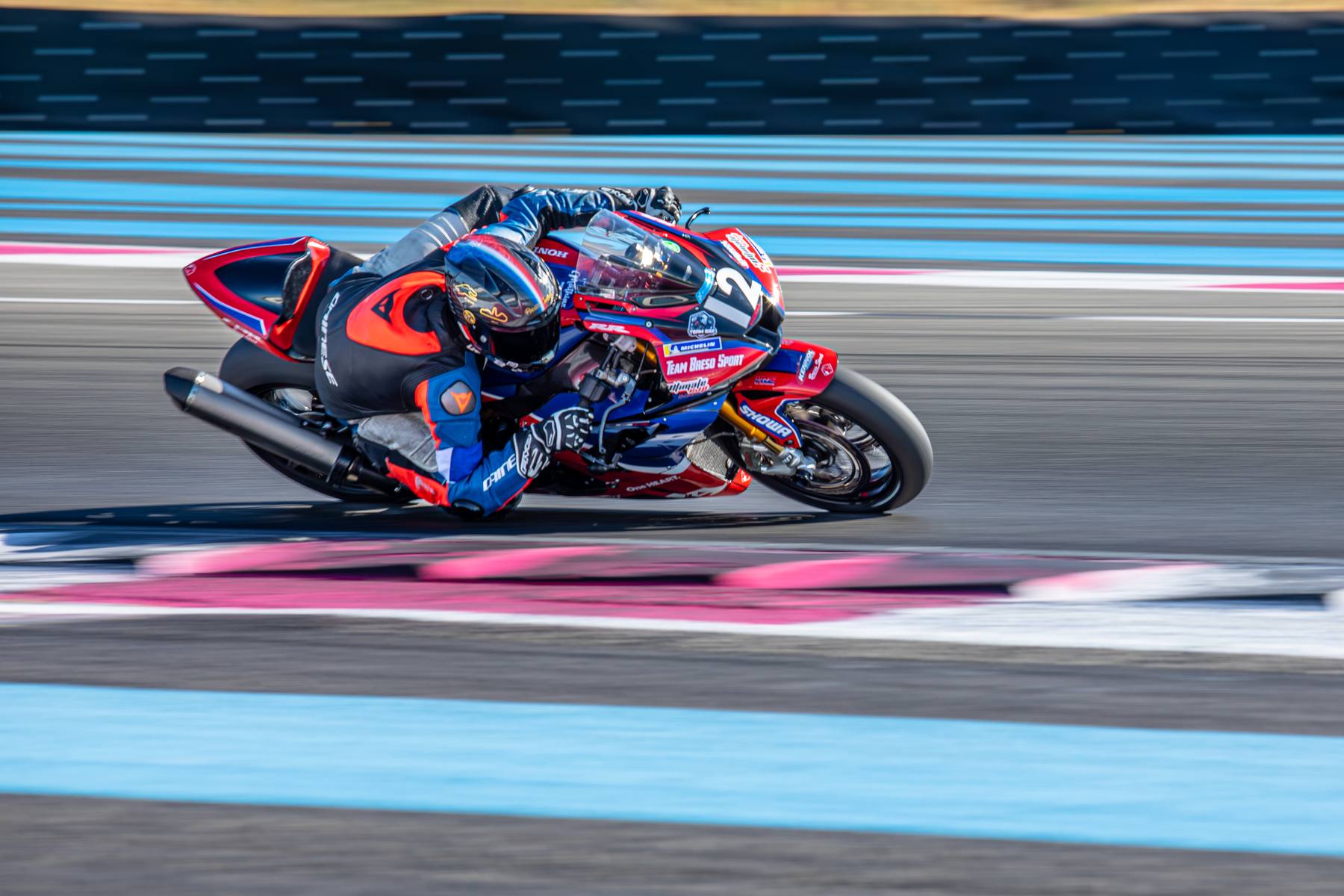 Moto en panning sur la ligne droite de Paul Ricard, Ultimate Cup Moto 2025