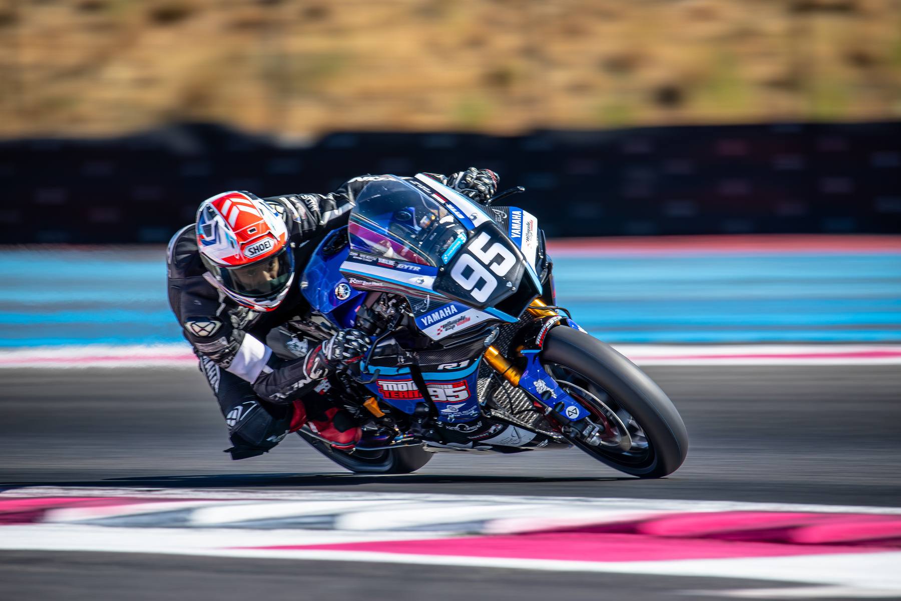 Moto en sortie de virage rapide, trajectoire parfaite, UCM Paul Ricard 2025