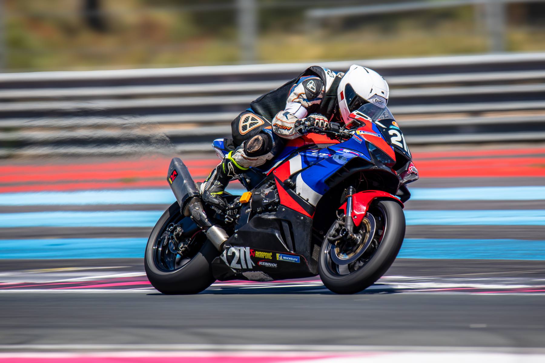Pilote en tenue de course Ultimate 600 en attaque, Circuit Paul Ricard 2025