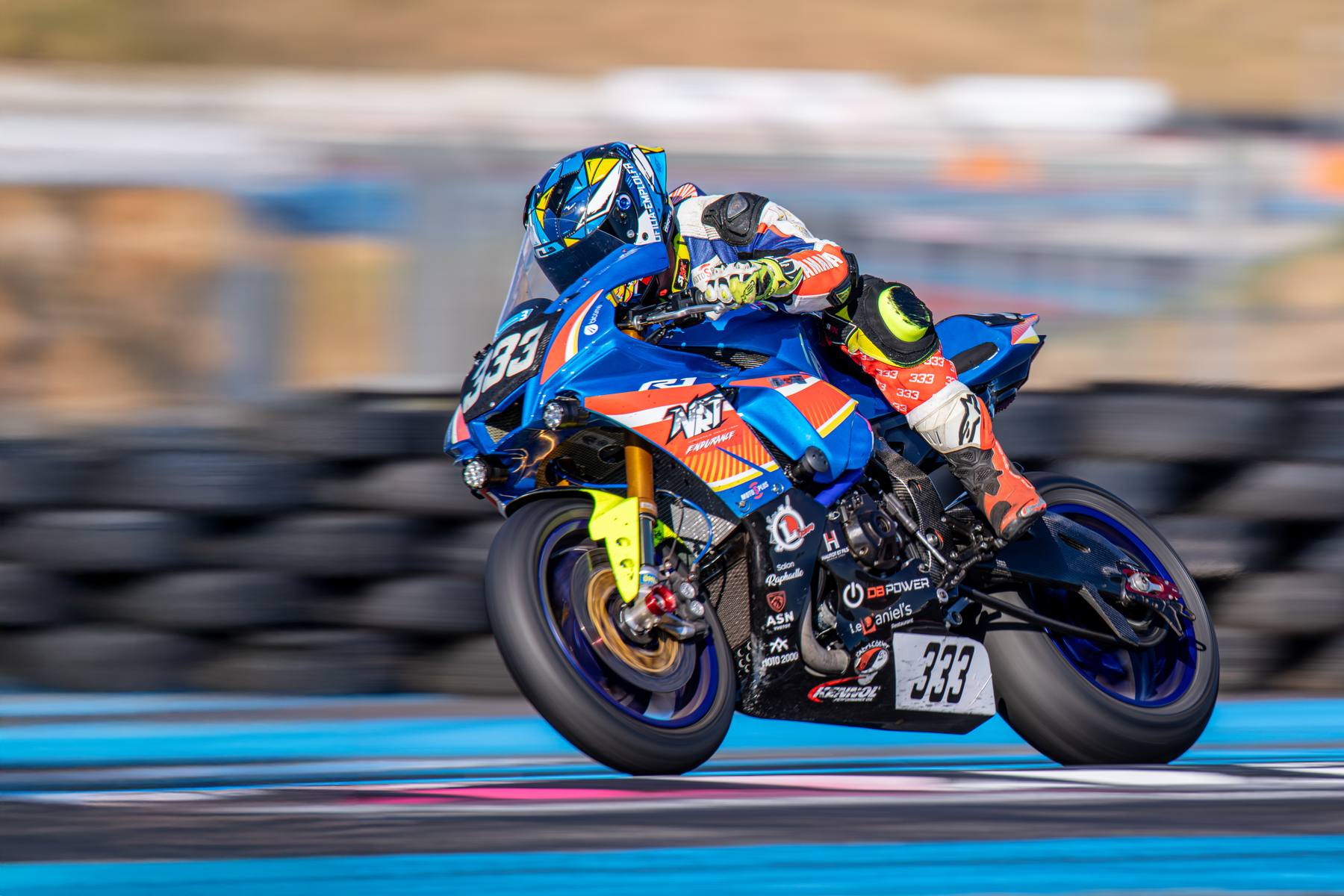 Moto d'endurance en bagarre dans un virage serré, Ultimate Cup Moto Paul Ricard 2025