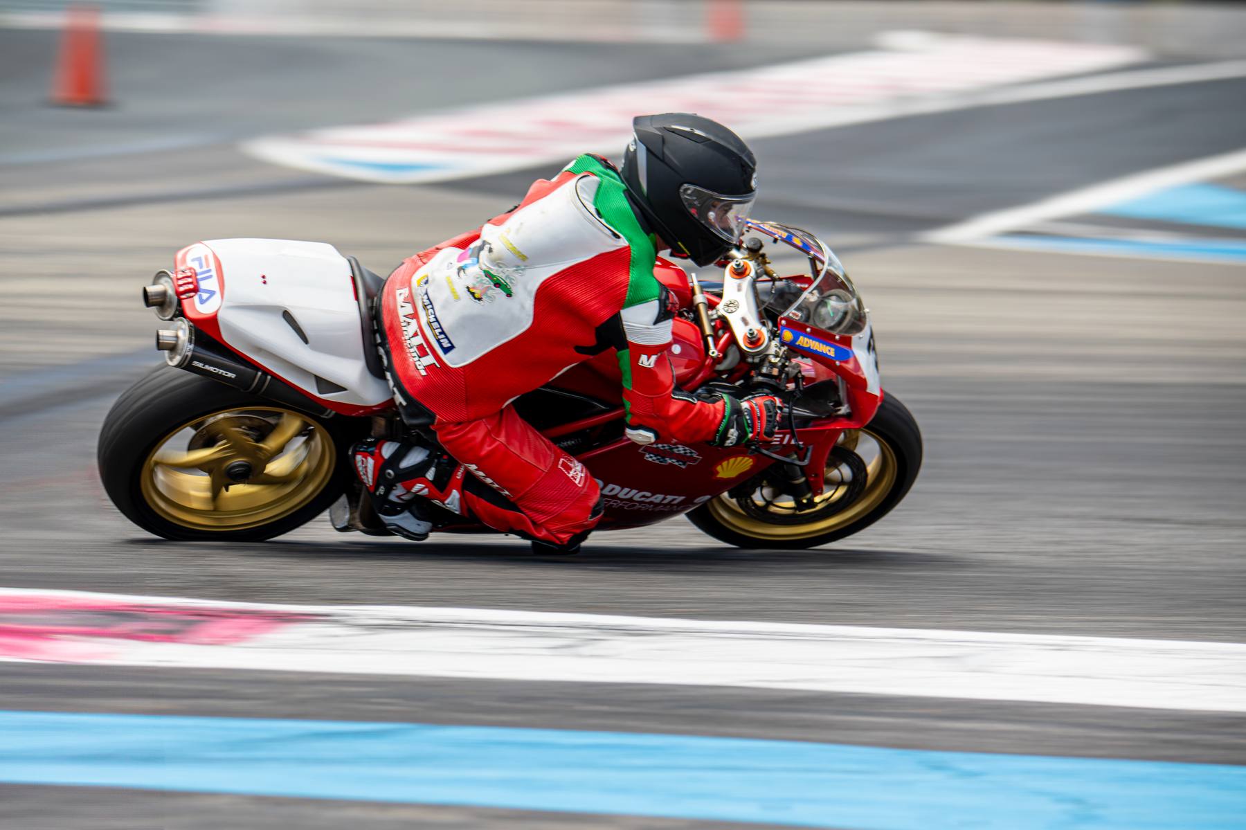Détail mécanique moto dans le paddock UCM Paul Ricard 2025
