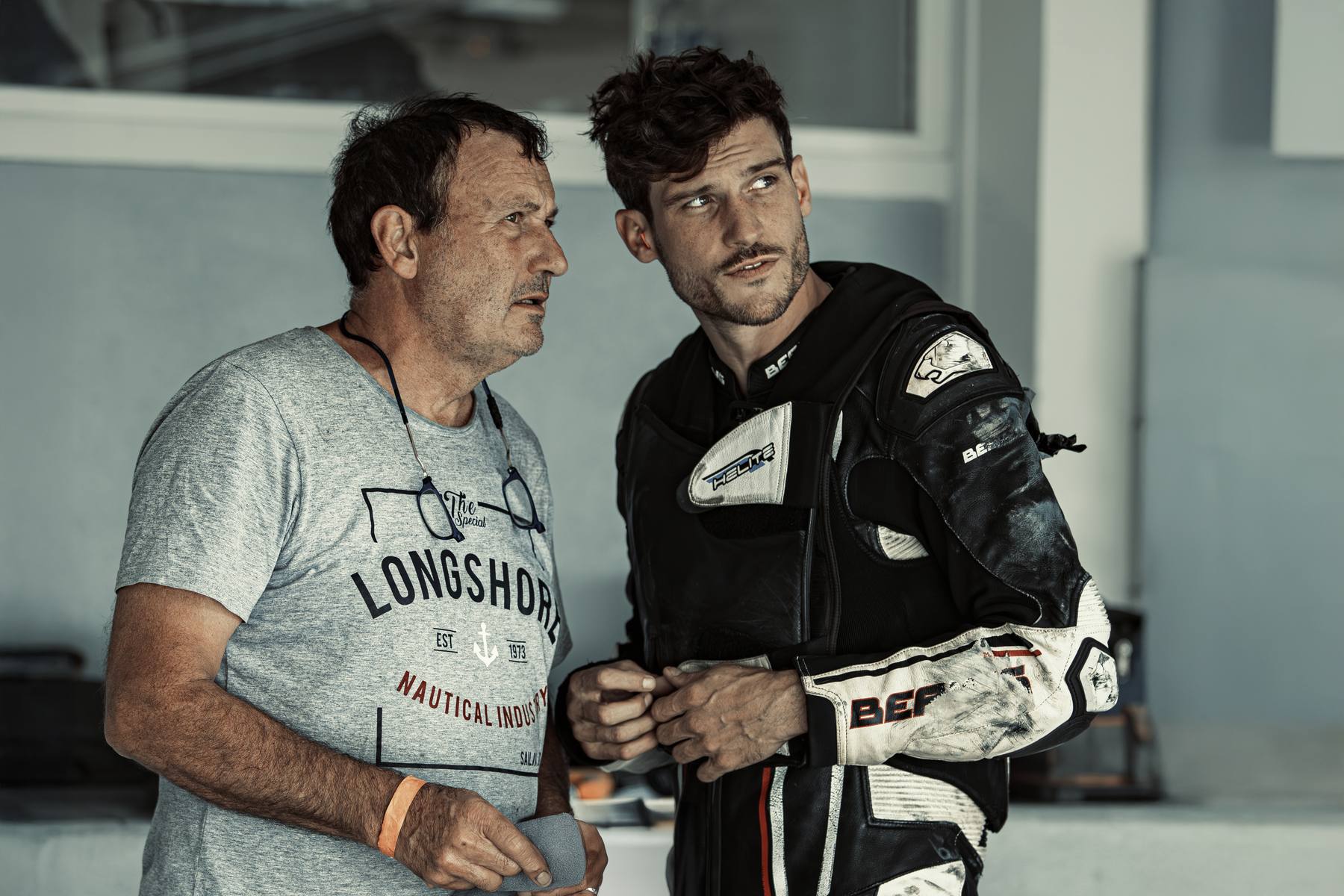 Pilote moto dans le stand, concentration avant le départ, UCM 2025