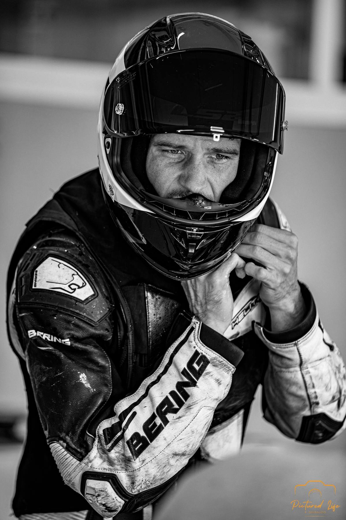 Portrait pilote moto avant la course, regard concentré, UCM Paul Ricard 2025