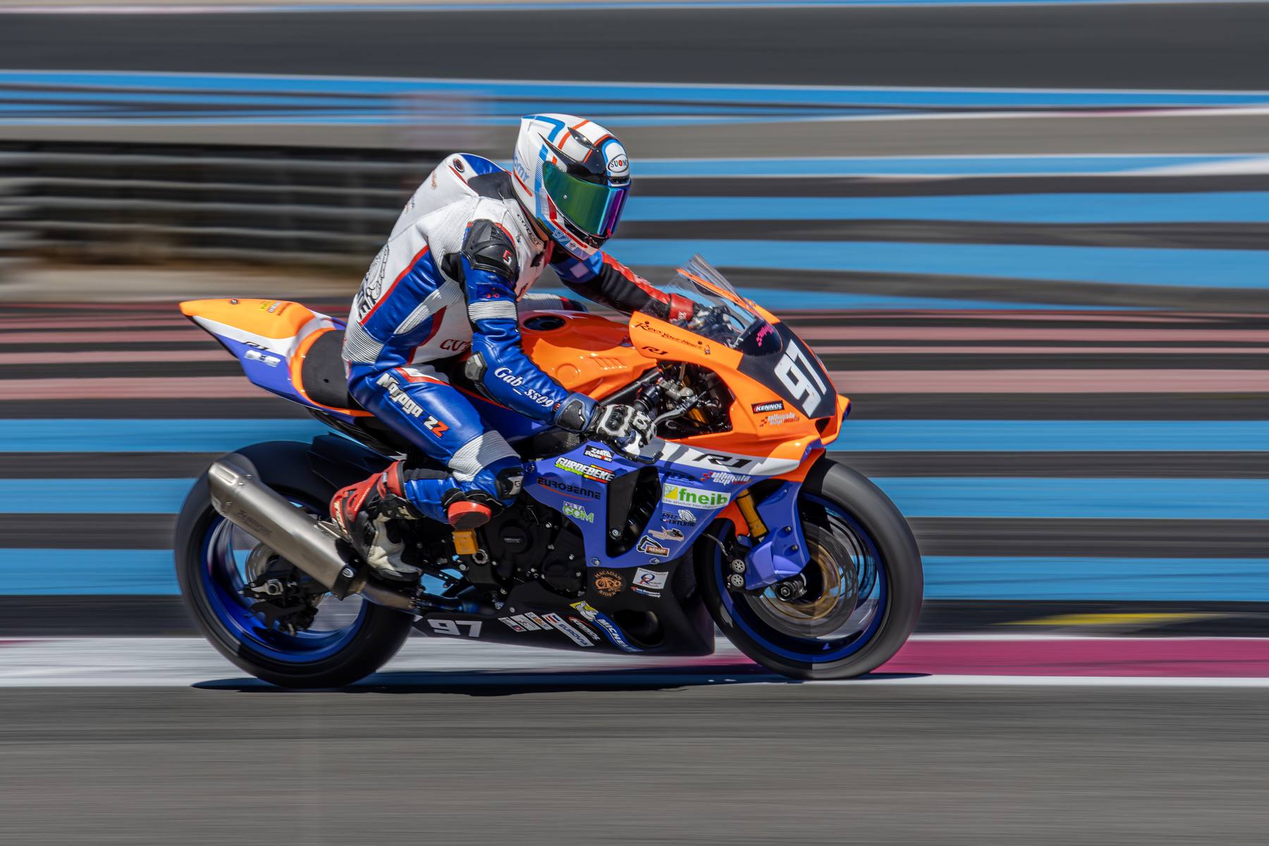 Ambiance paddock Ultimate Cup Moto Paul Ricard, équipes en préparation