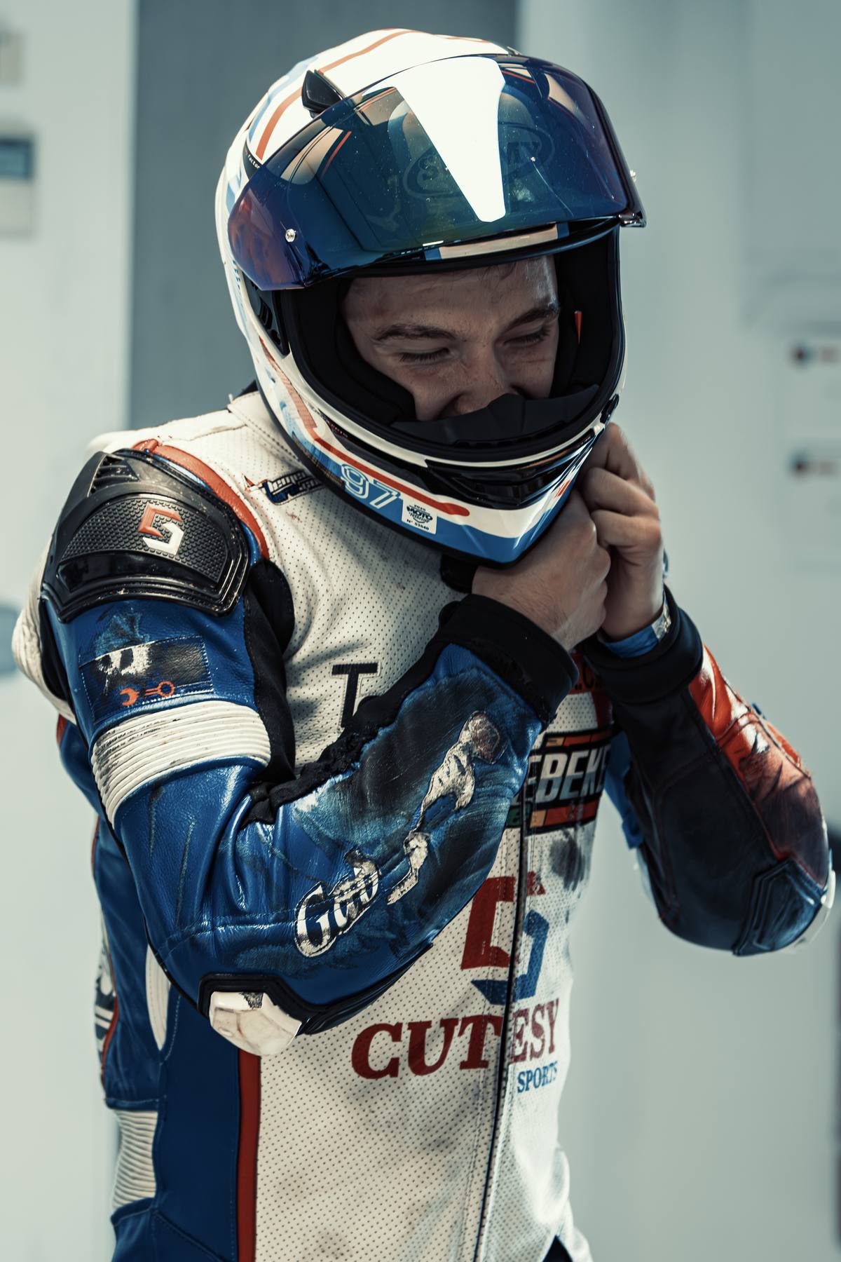 Portrait pilote ajustant son équipement dans le stand, UCM 2025
