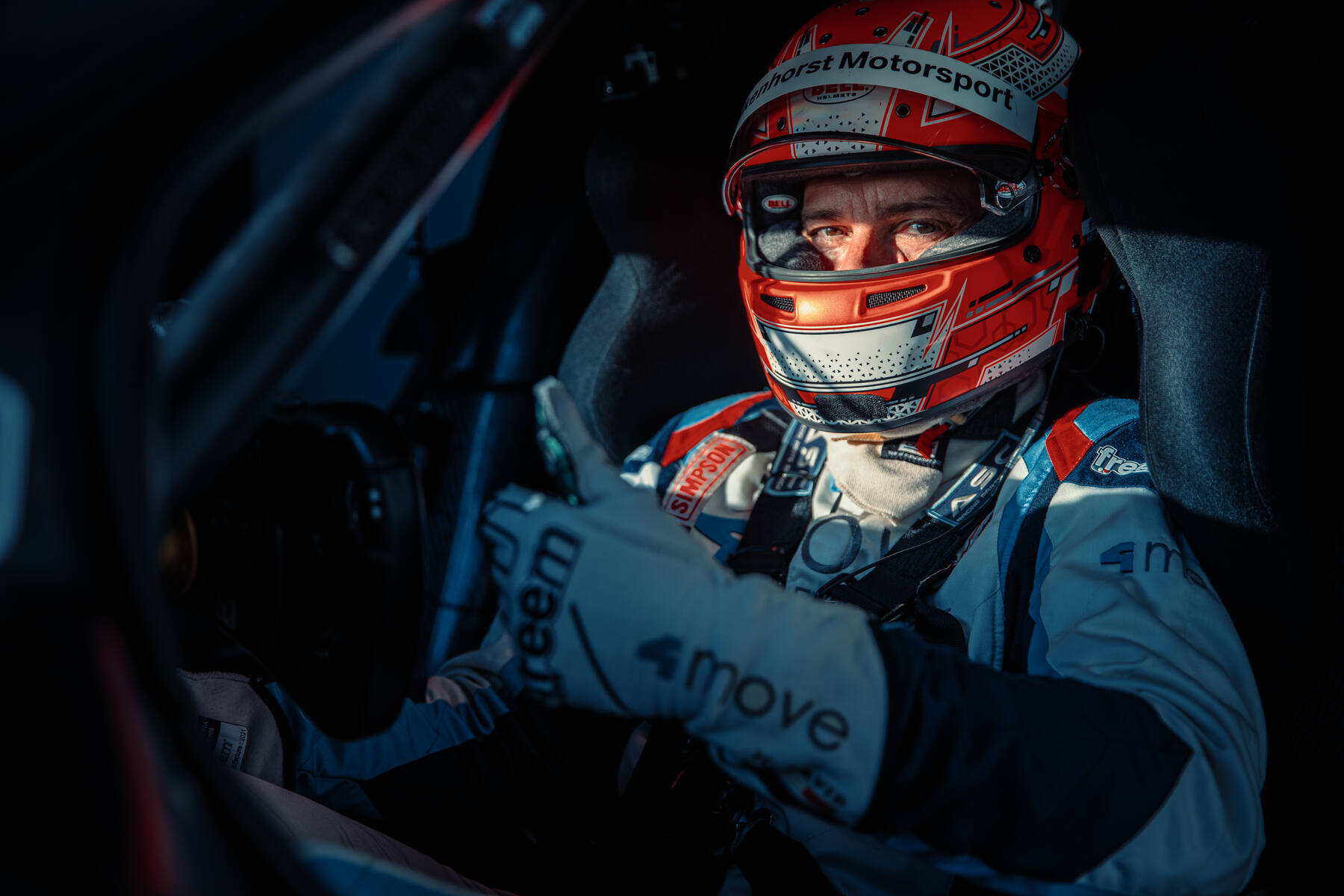 Portrait pilote casque rouge Bell dans l'habitacle, regard concentré, Ultimate Cup Series 2025