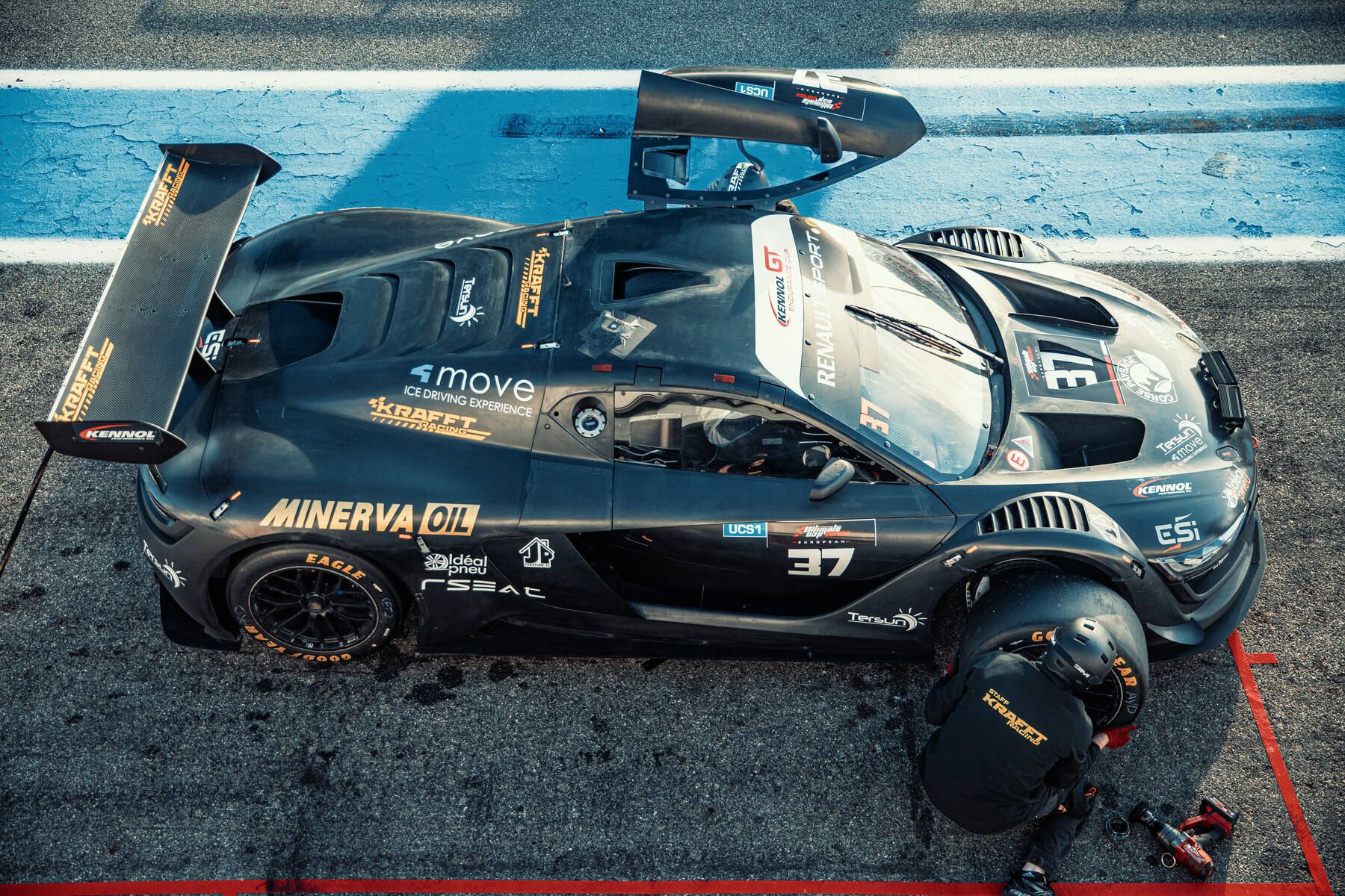 Vue aérienne de la Renault RS01 numéro 37 Krafft Racing en pit lane, mécanicien changeant une roue, Ultimate Cup Series 2025 Paul Ricard