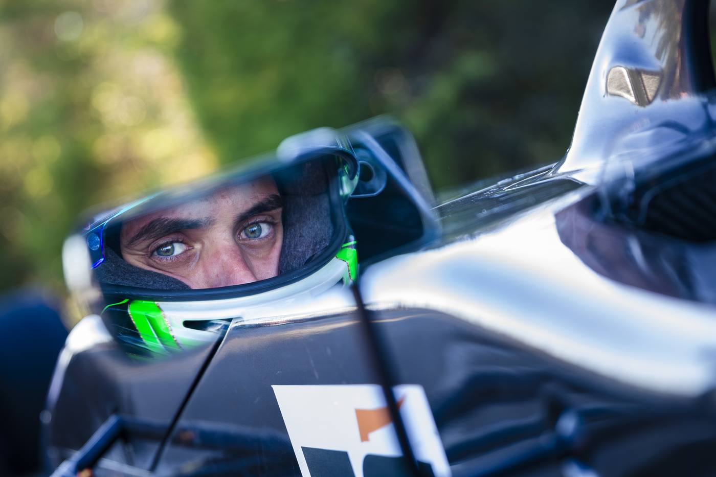 Portrait Lucas Valkre dans la monoplace, regard intense, Hoosier Formula Cup Paul Ricard 2026