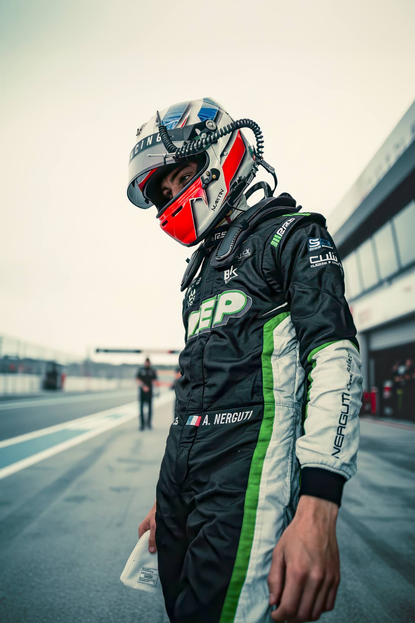 Portrait Adrien Nerguti pilote combinaison FEP dans la voie des stands, UCS Paul Ricard 2026