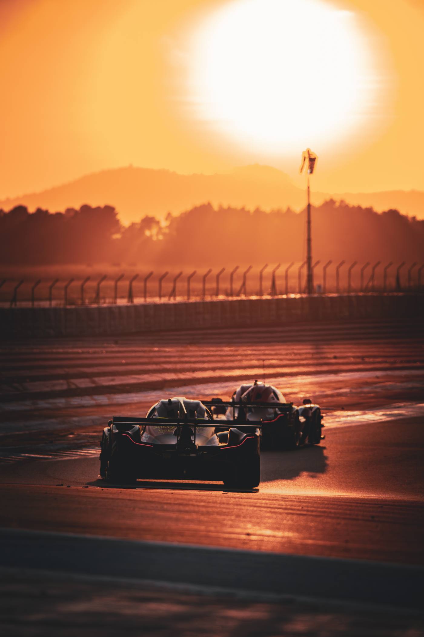 Prototypes NP02 en silhouette au coucher du soleil, Prototype Cup nocturne Paul Ricard 2026