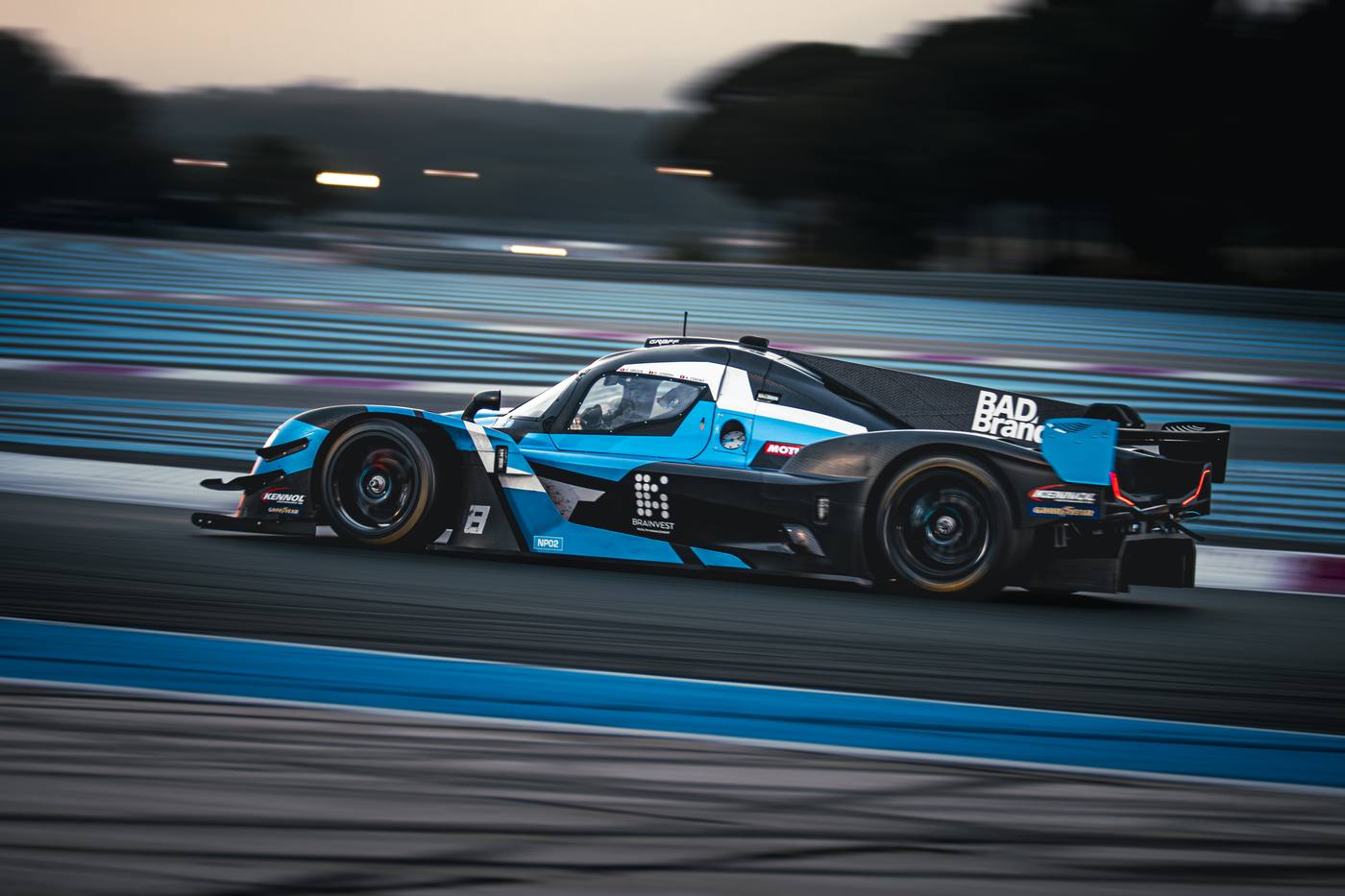 Nova NP02 bleu noir #8 en panning à l'aube, Prototype Cup Paul Ricard 2026