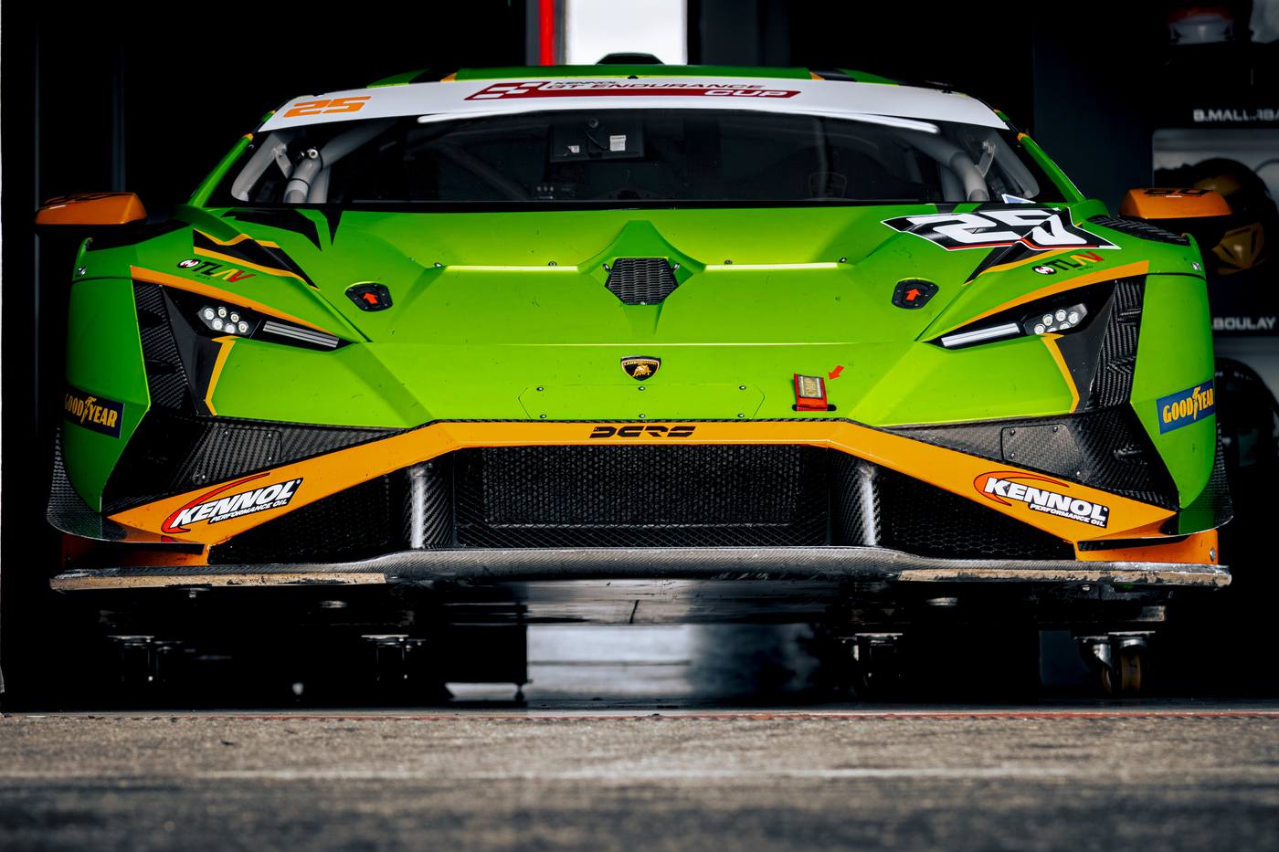 Lamborghini Huracán GT3 vert orange #25 TLAV face avant en stand, Paul Ricard 2026