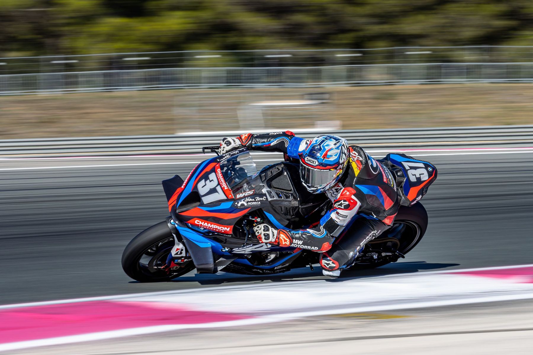 BMW Motorrad n°37 de jour, plein virage