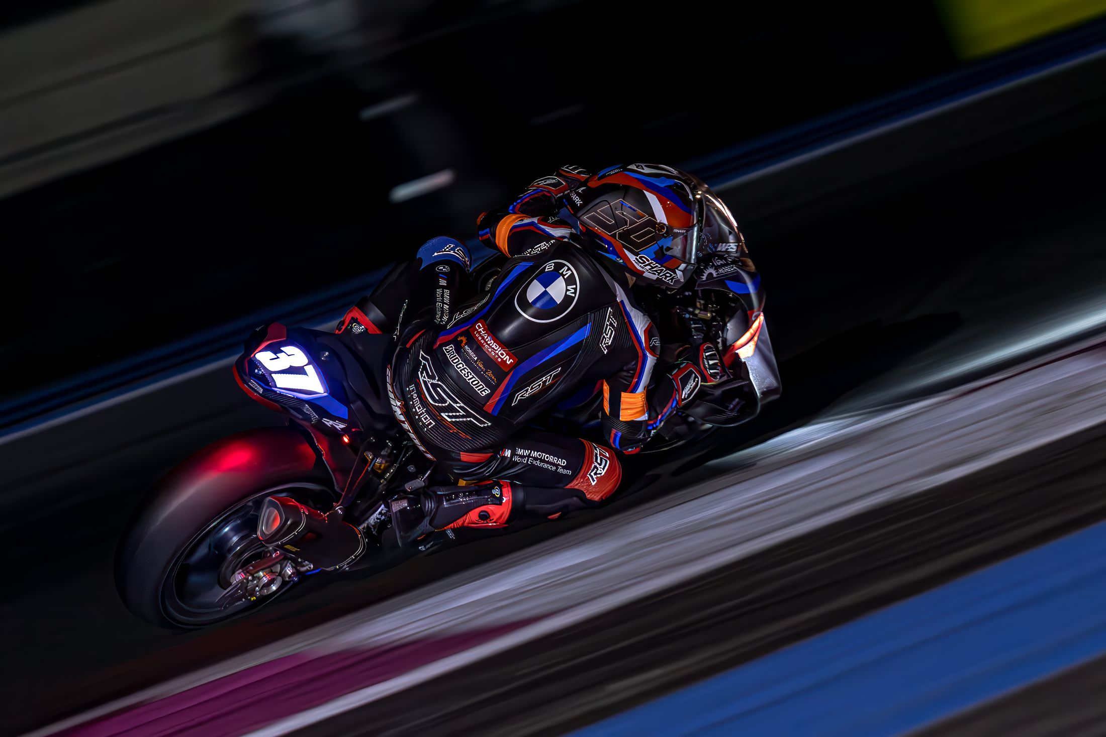 BMW en filé de nuit au Bol d'Or