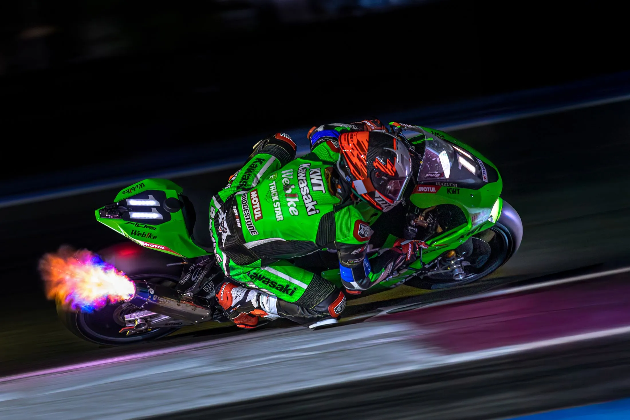 Moto endurance avec flamme à l’échappement