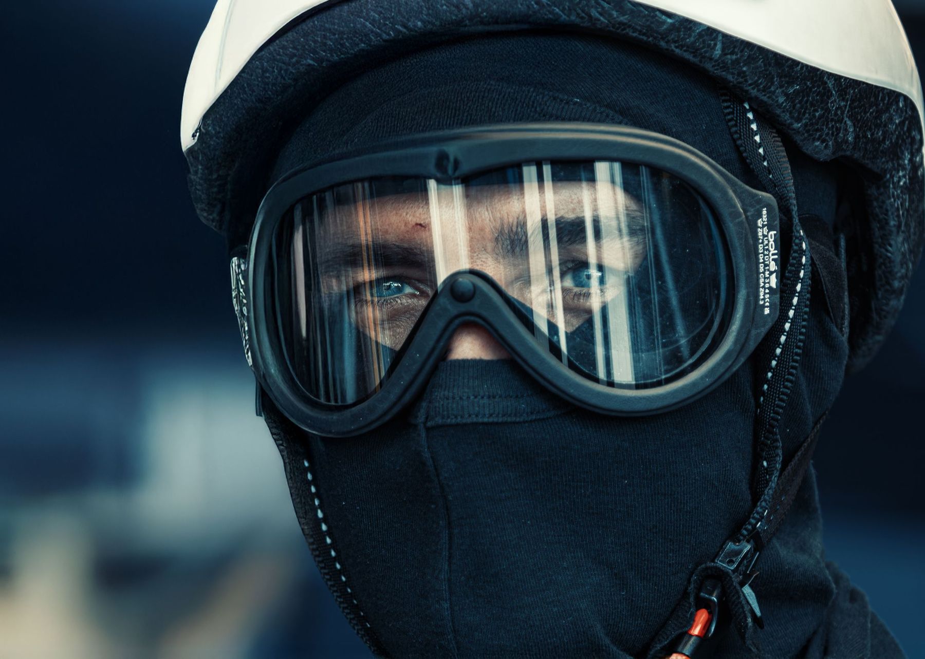 Portrait d'un commissaire de piste, casque et lunettes