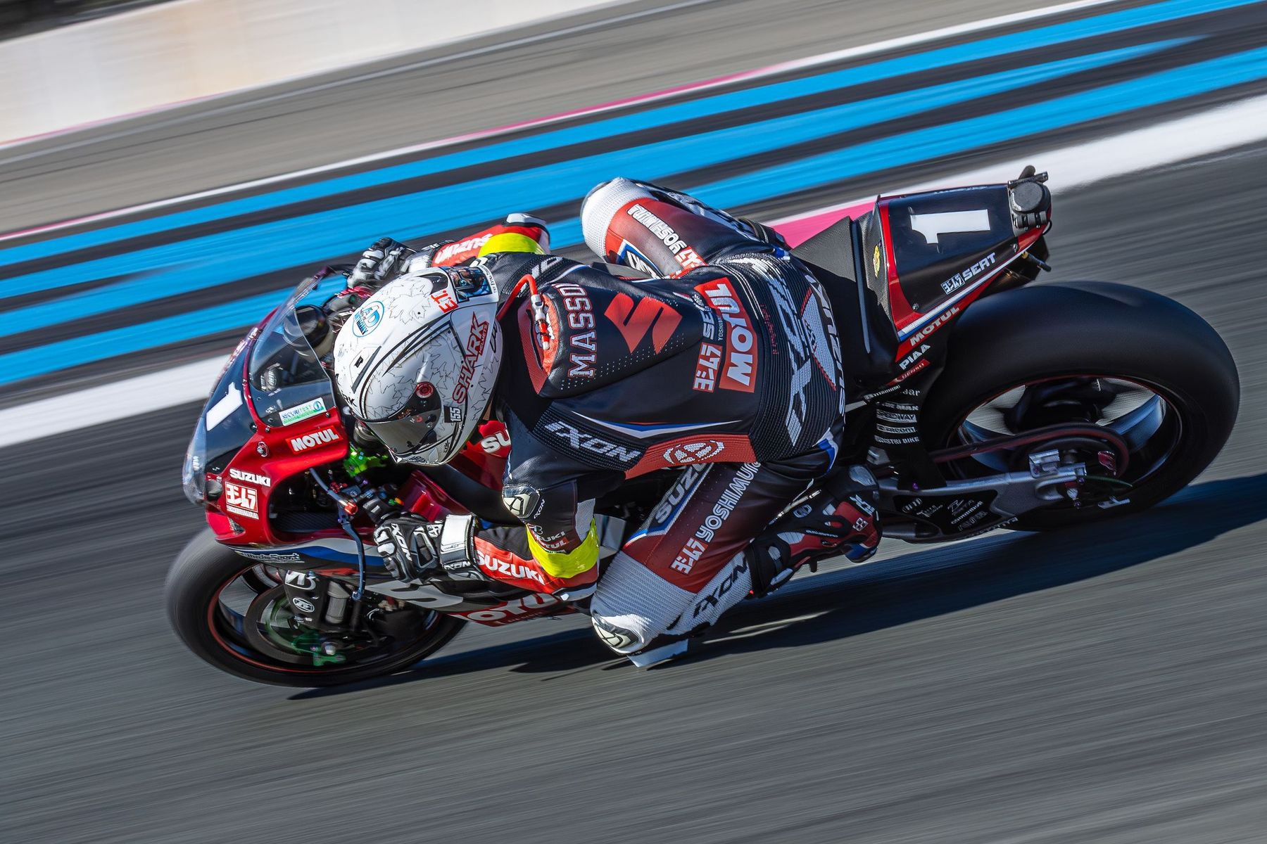 Suzuki n°1 en pleine inclinaison