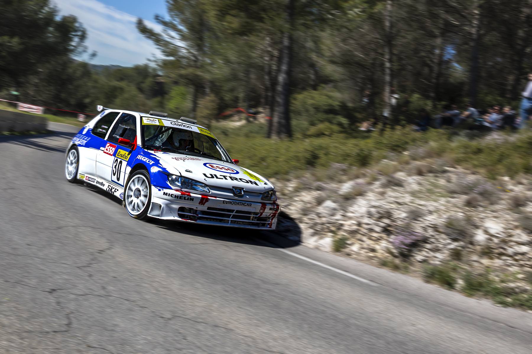 Peugeot 306 Maxi n°10 en pleine côte, route de montagne