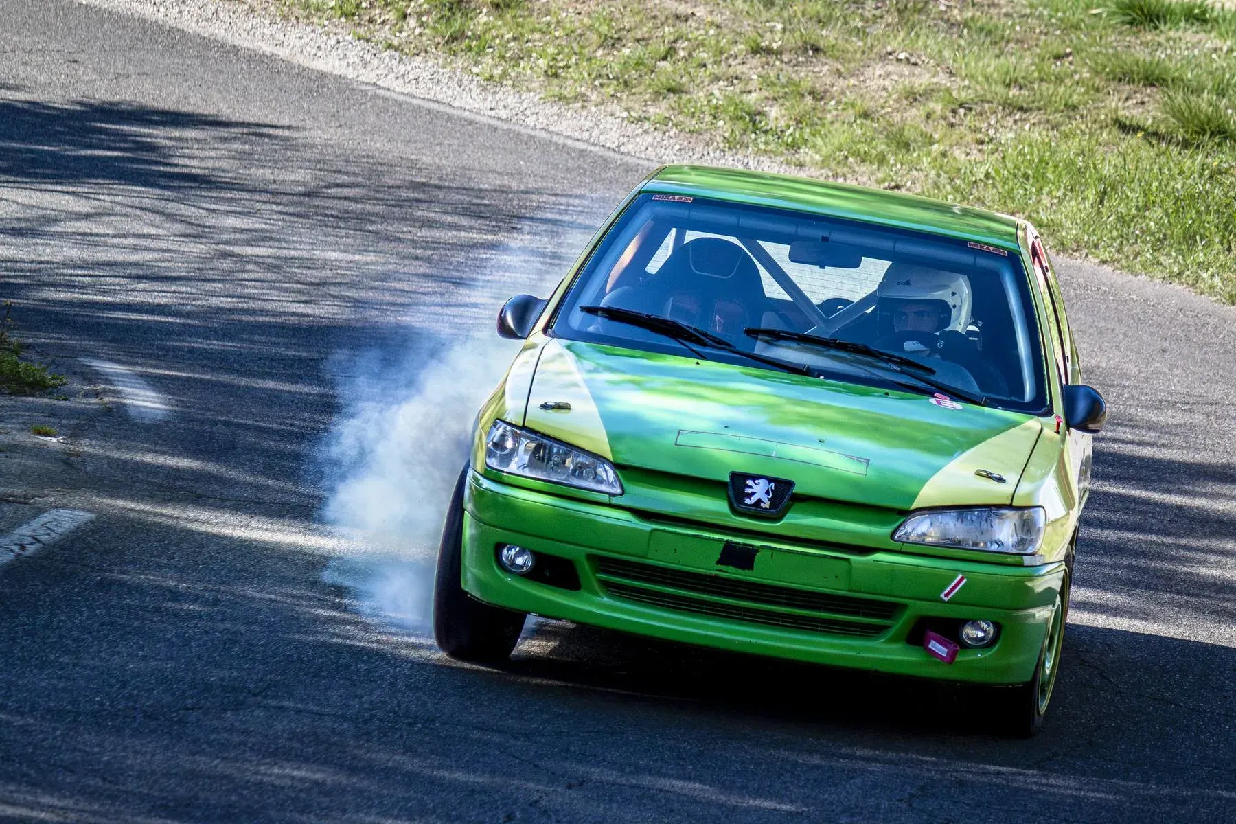Peugeot 306 verte en glisse, fumée des pneus