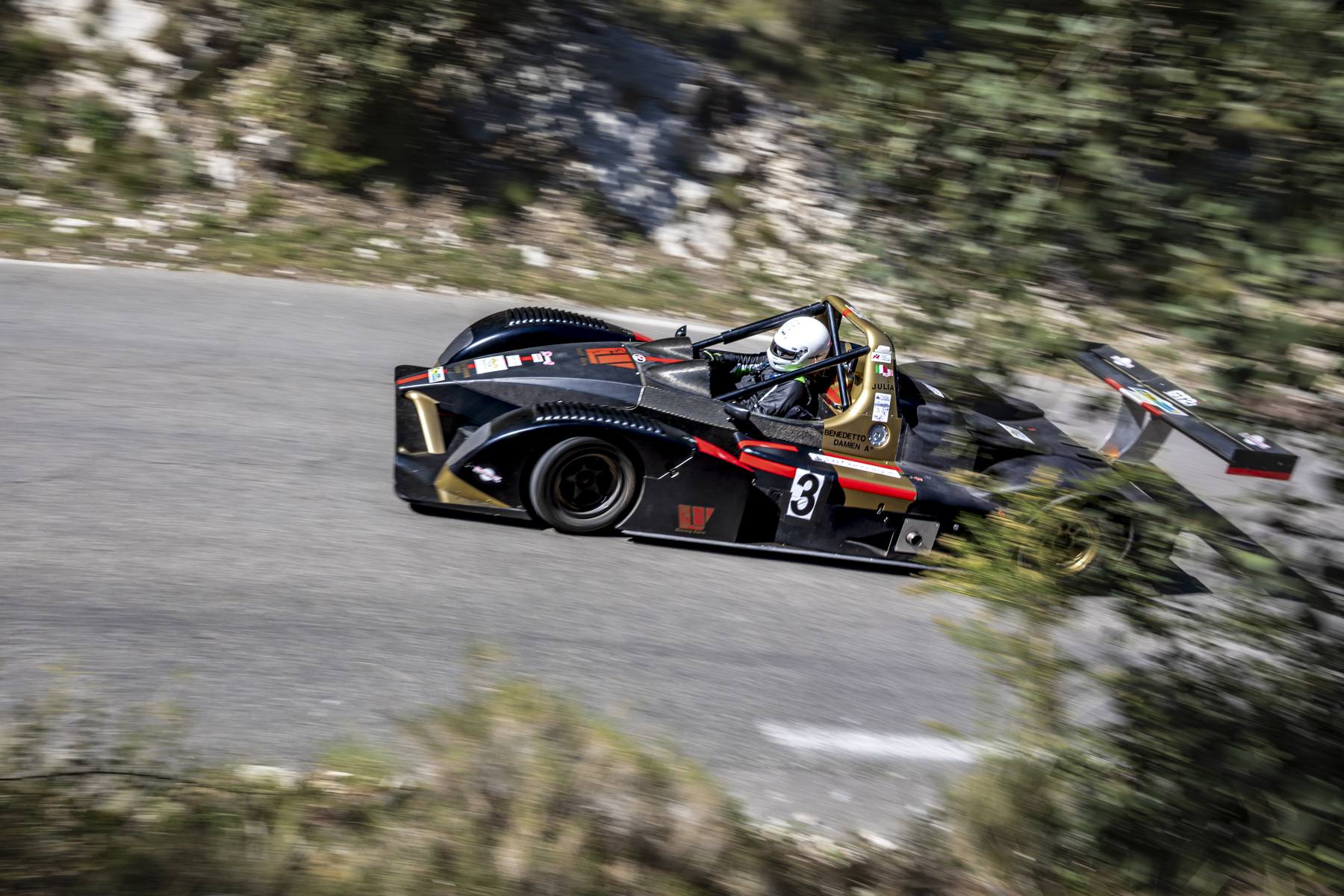 Buggy de course noir en plein virage, route sinueuse