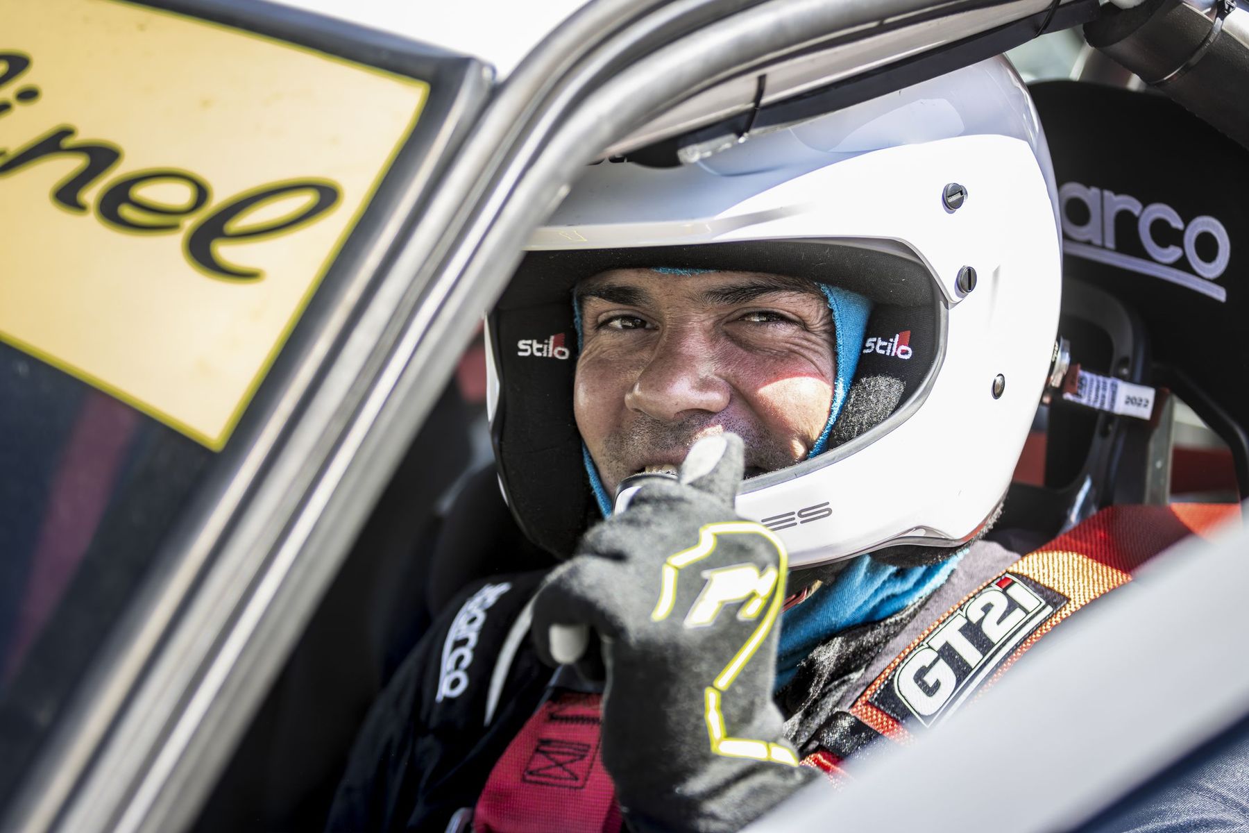 Portrait pilote dans le cockpit, casque Stilo, regard caméra
