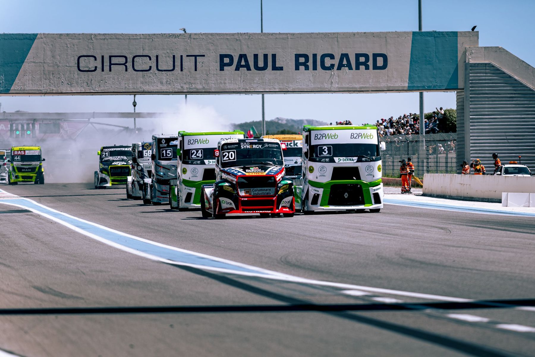 Départ de course sous le portique Circuit Paul Ricard