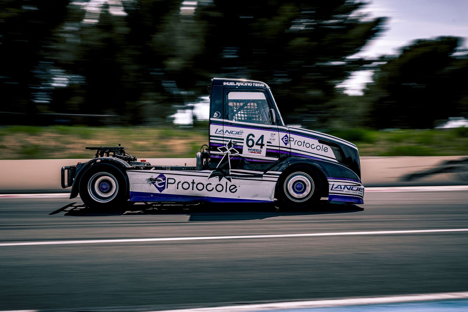 Camion eProtocole n°64 en filé sur circuit