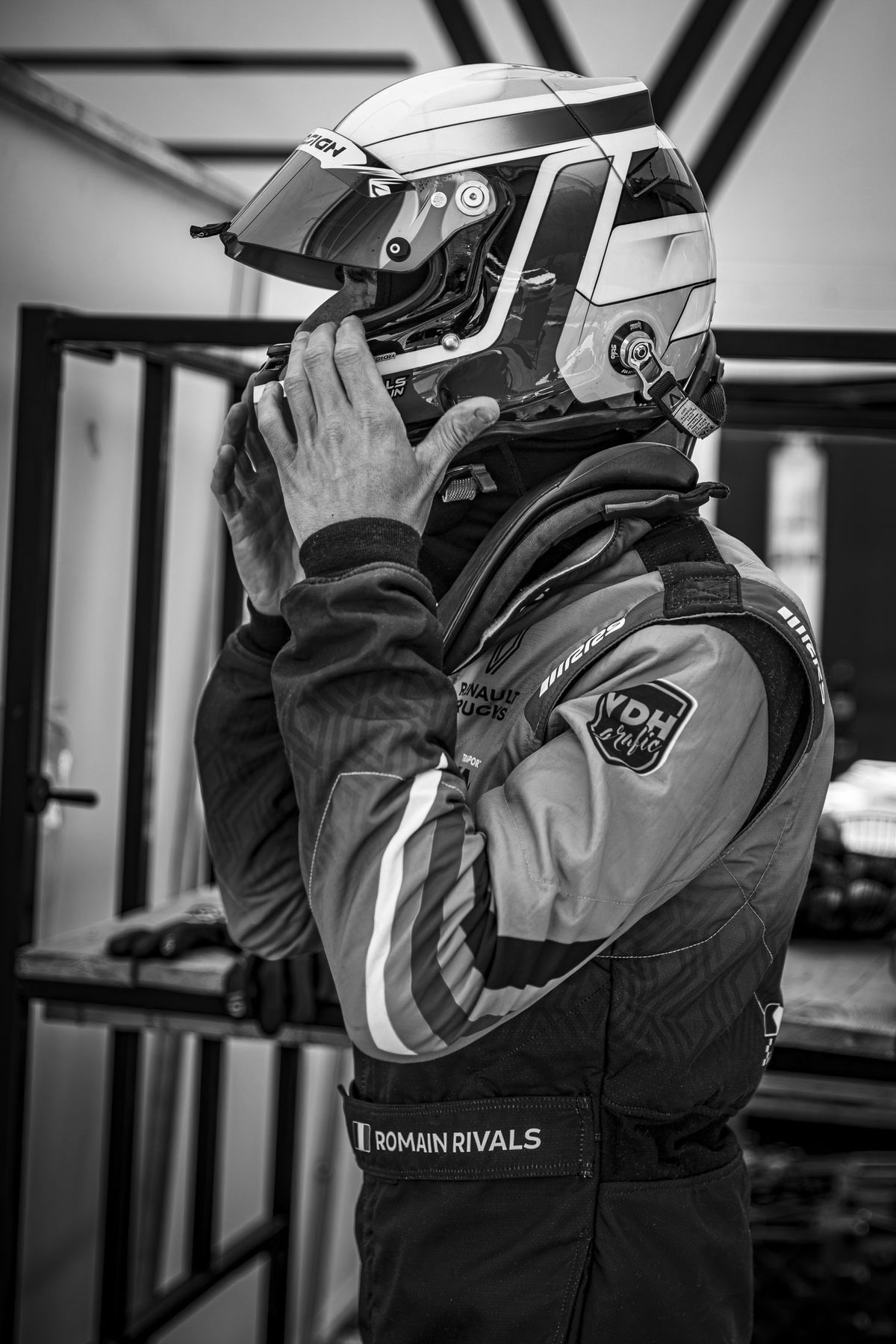 Romain Rivals enfilant son casque, noir et blanc