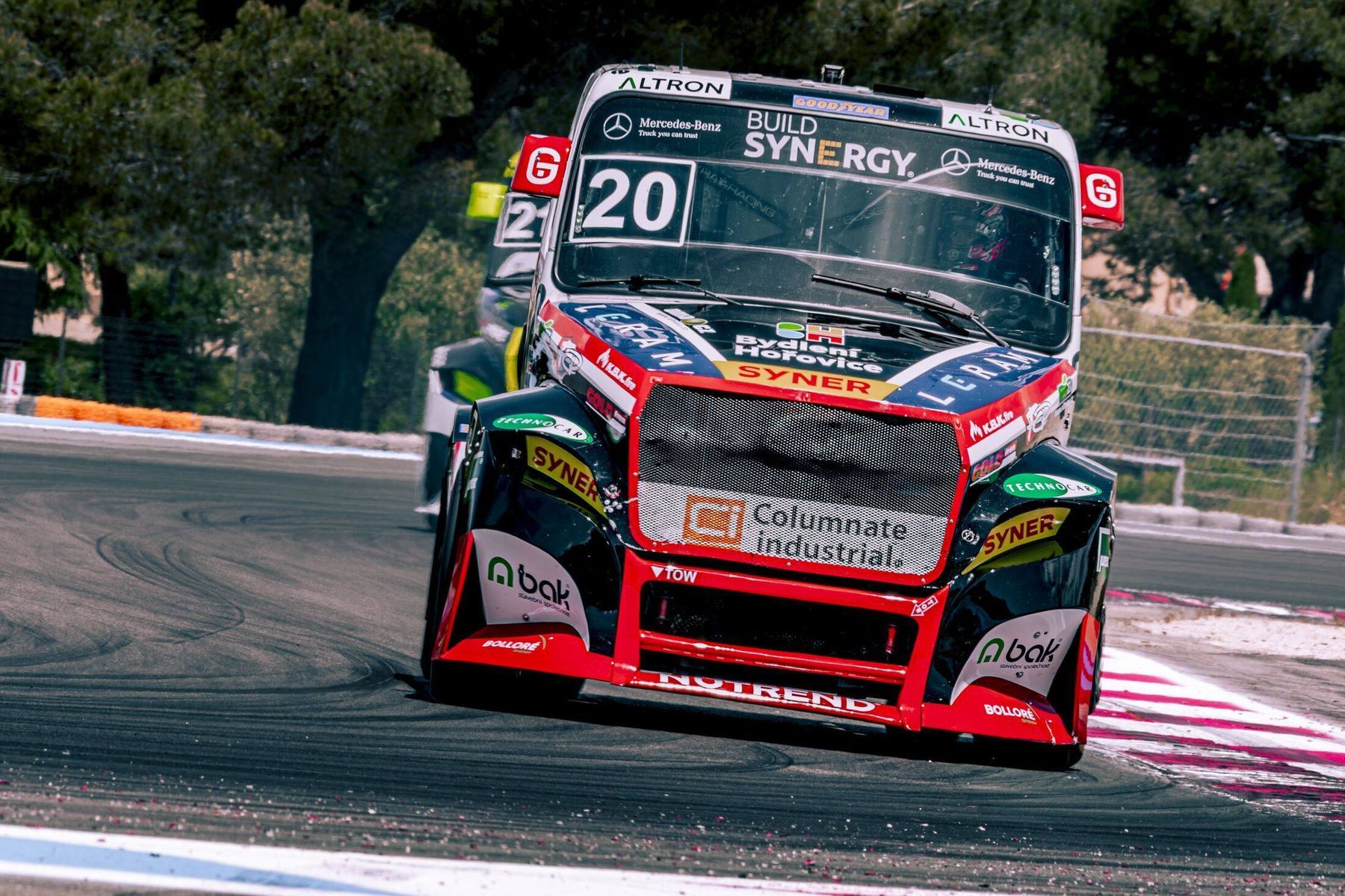 Camion de course n°20 de face, livrée Build Synergy