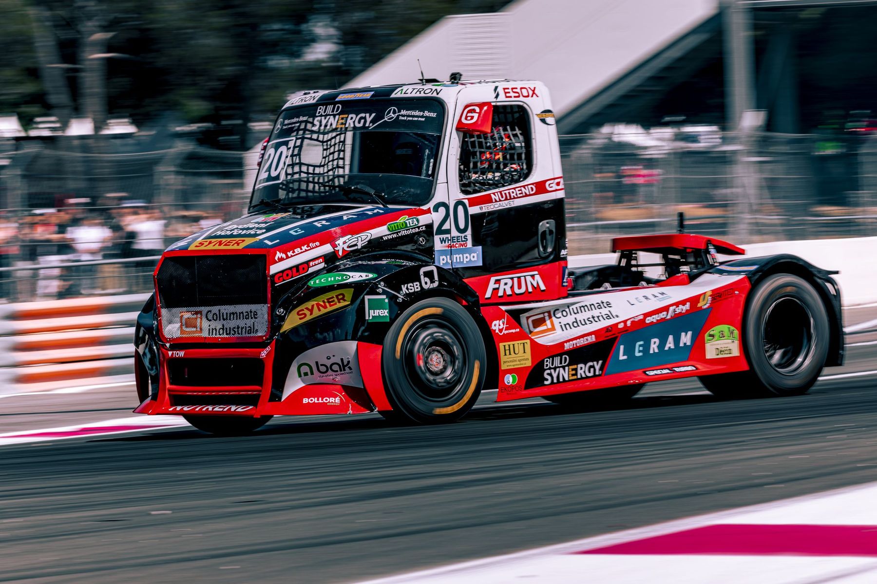 Camion de course n°20 de profil en piste
