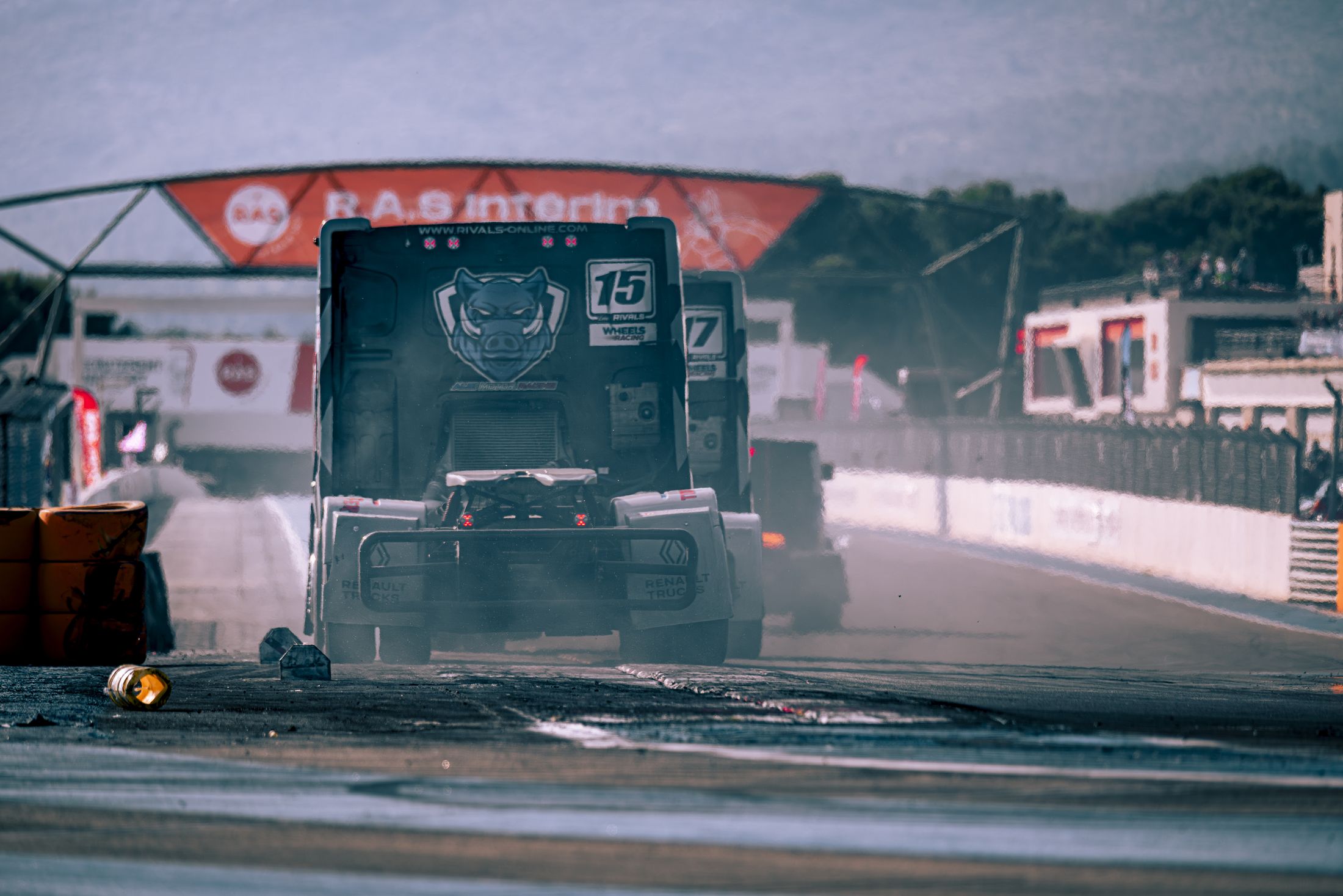 Camion n°15 noir au départ, fumée des pneus