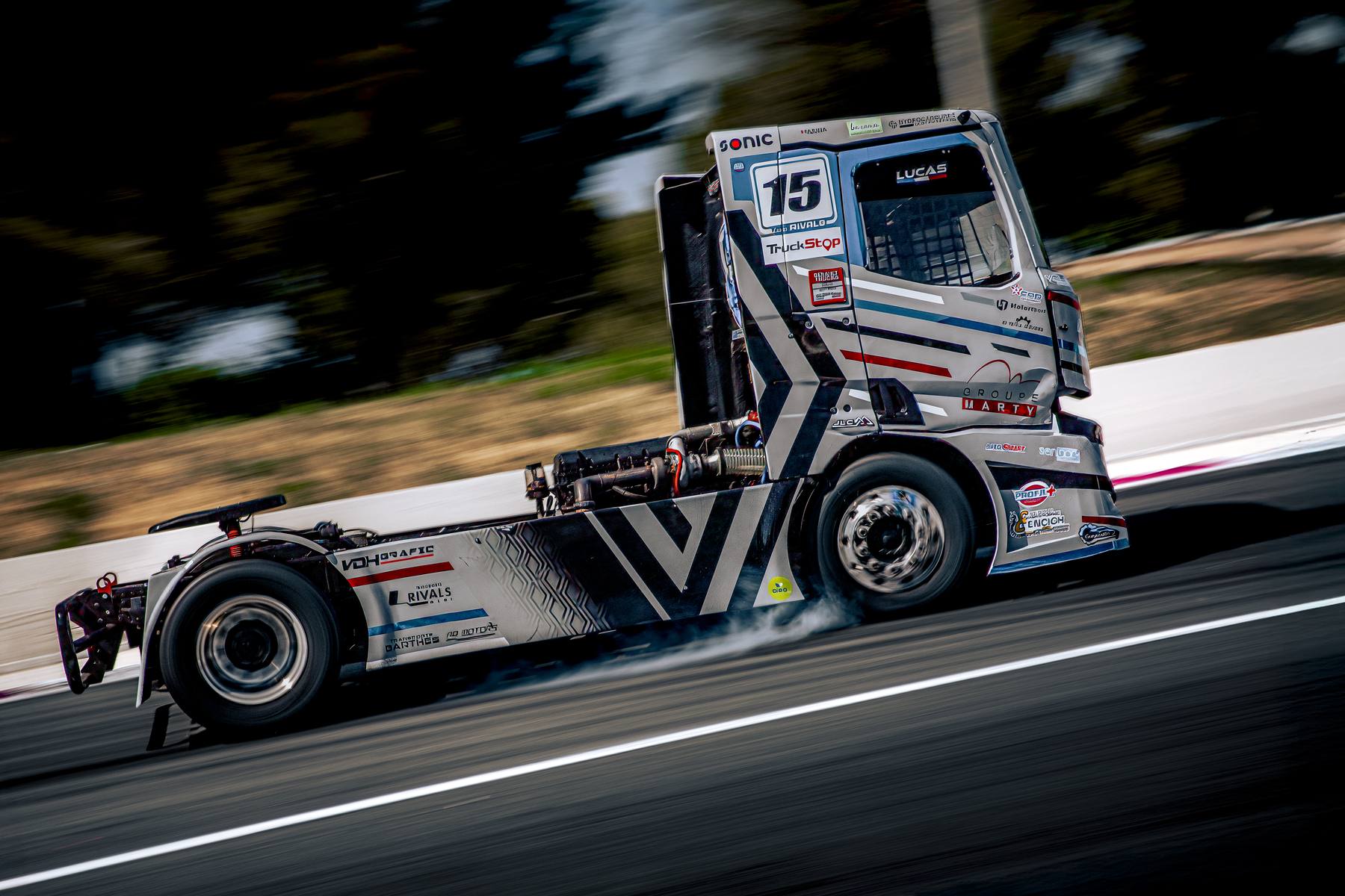 Camion n°15 noir en filé sur le circuit