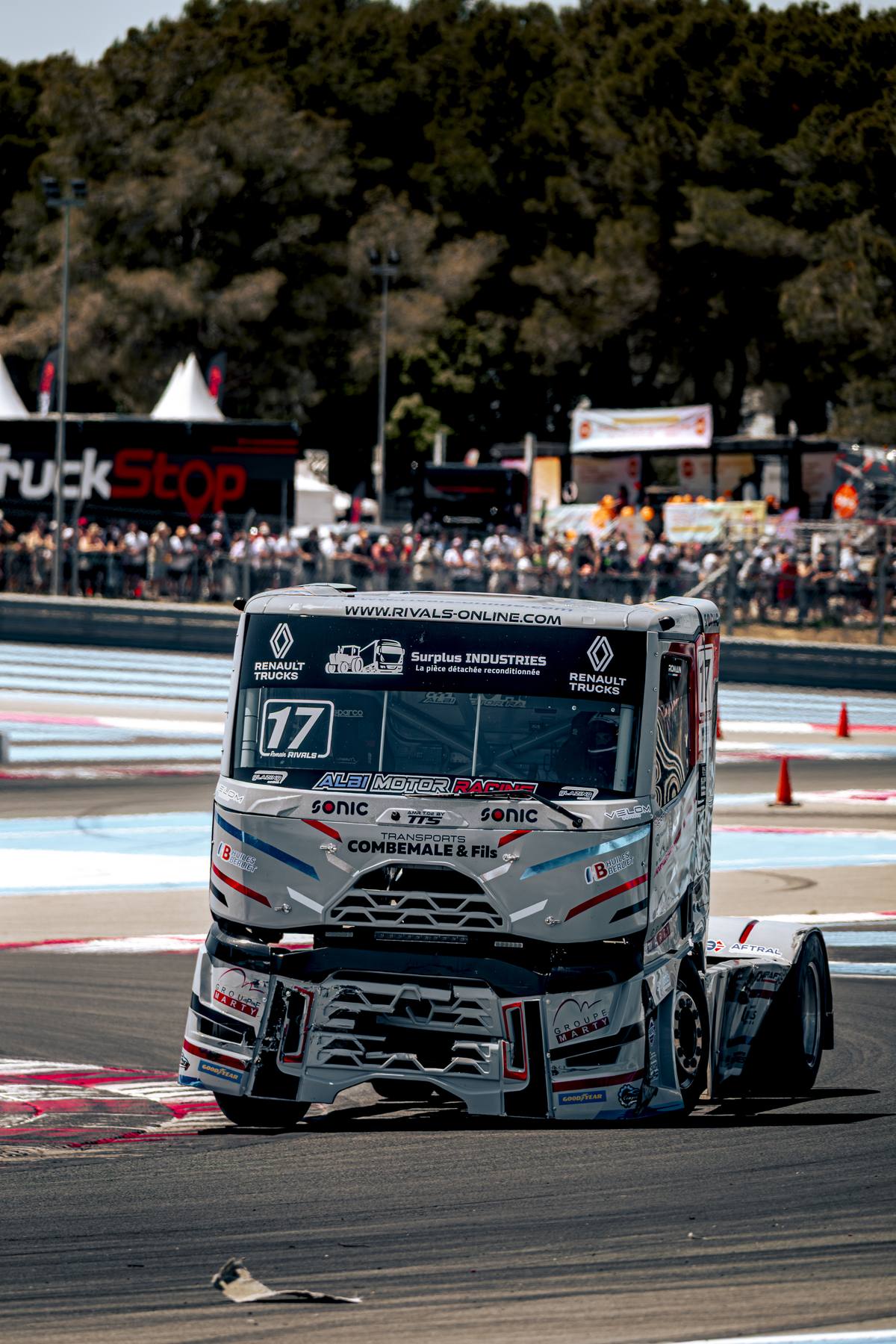 Camion blanc n°17 en virage devant le public
