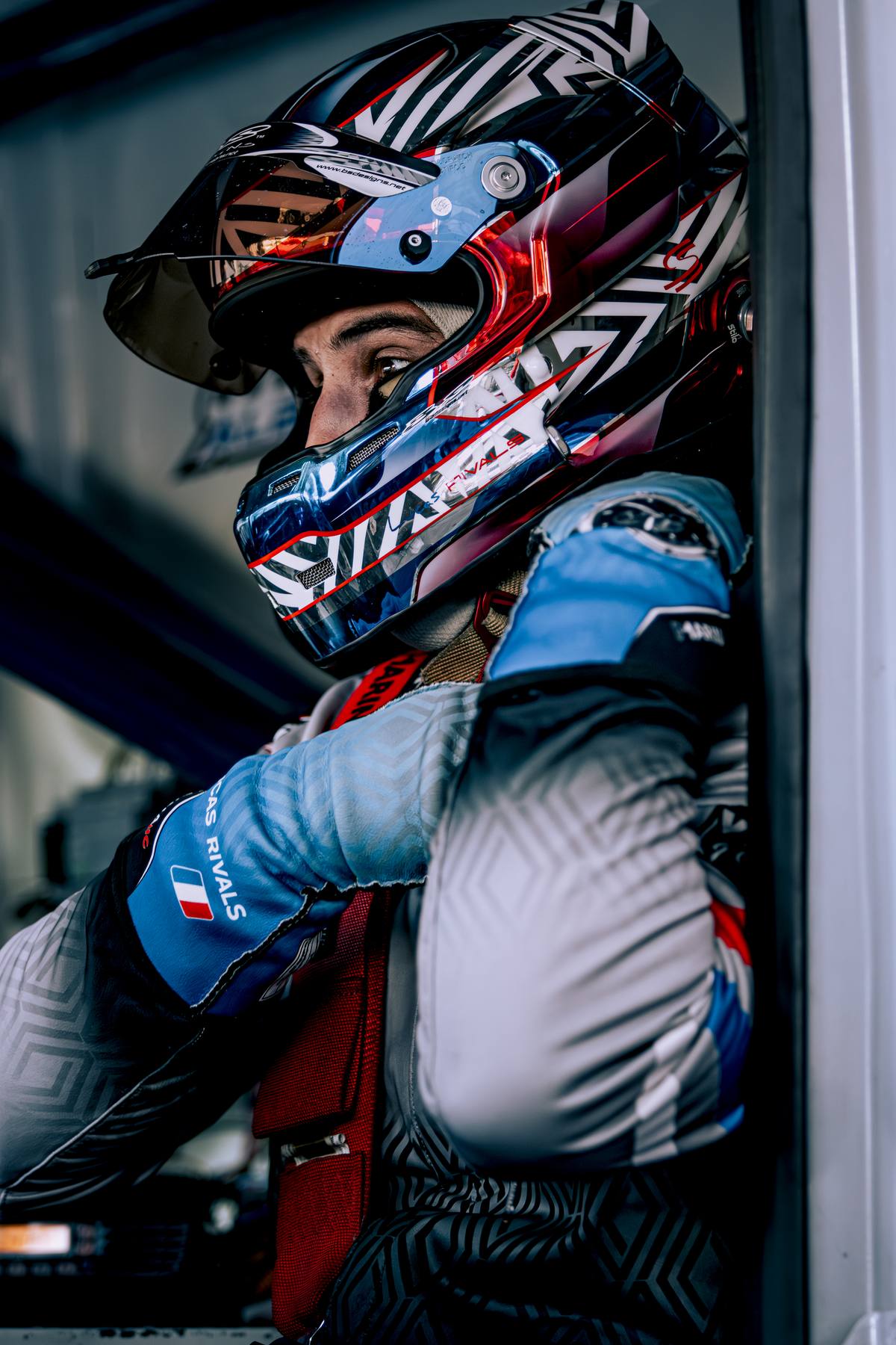 Portrait pilote, plan serré sur le casque bleu et rouge
