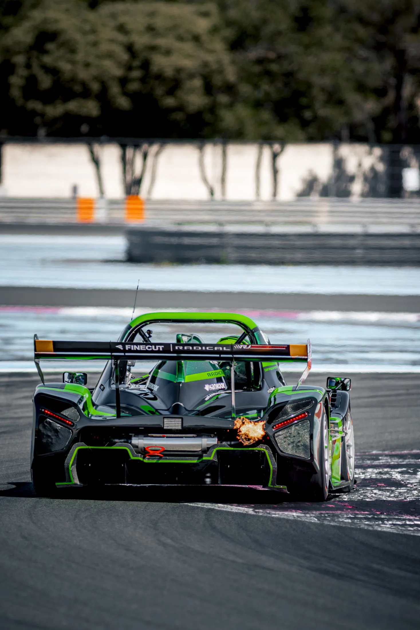 Voiture de course Radical en action sur circuit