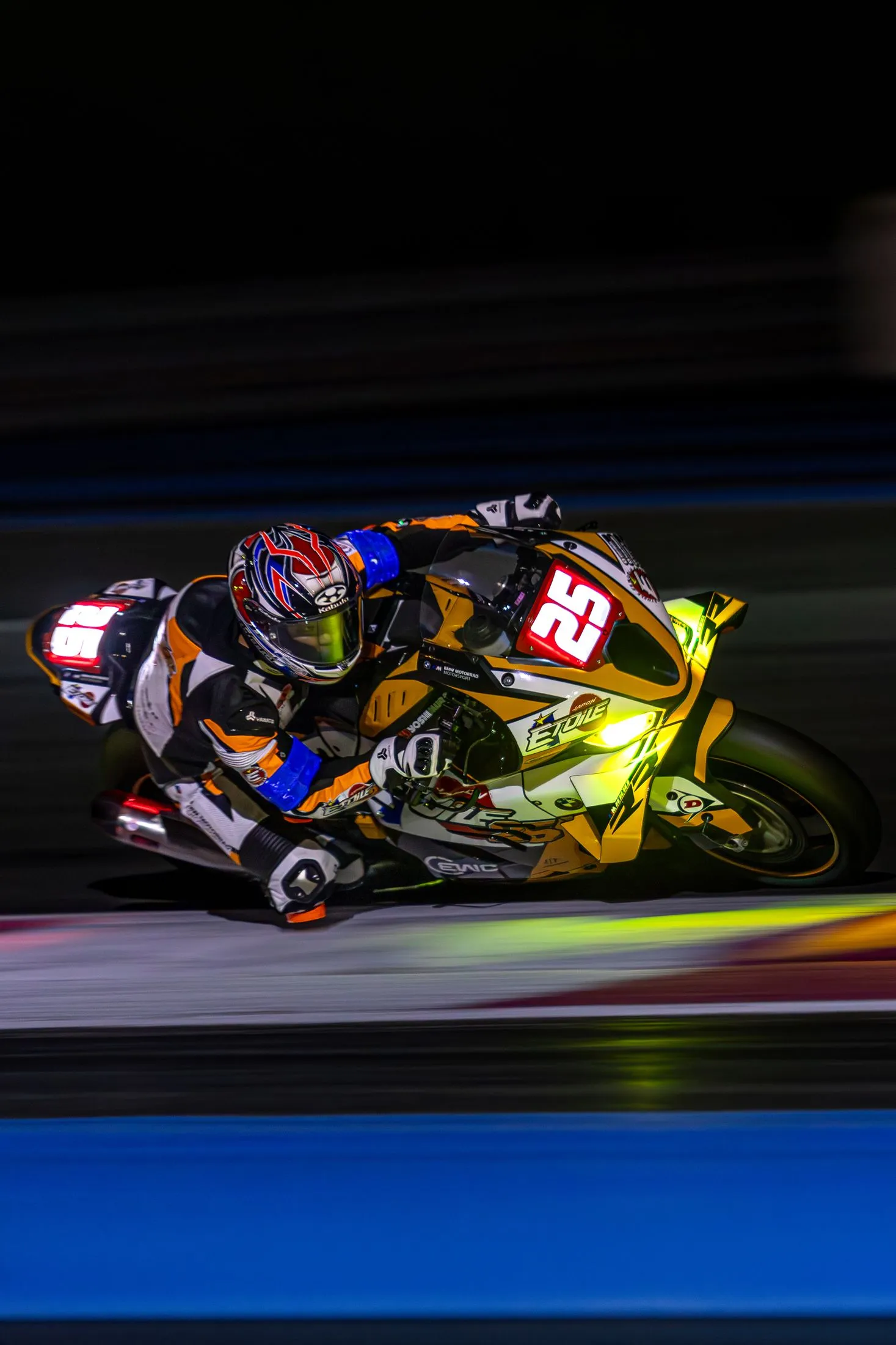 Moto d'endurance de nuit en plein virage