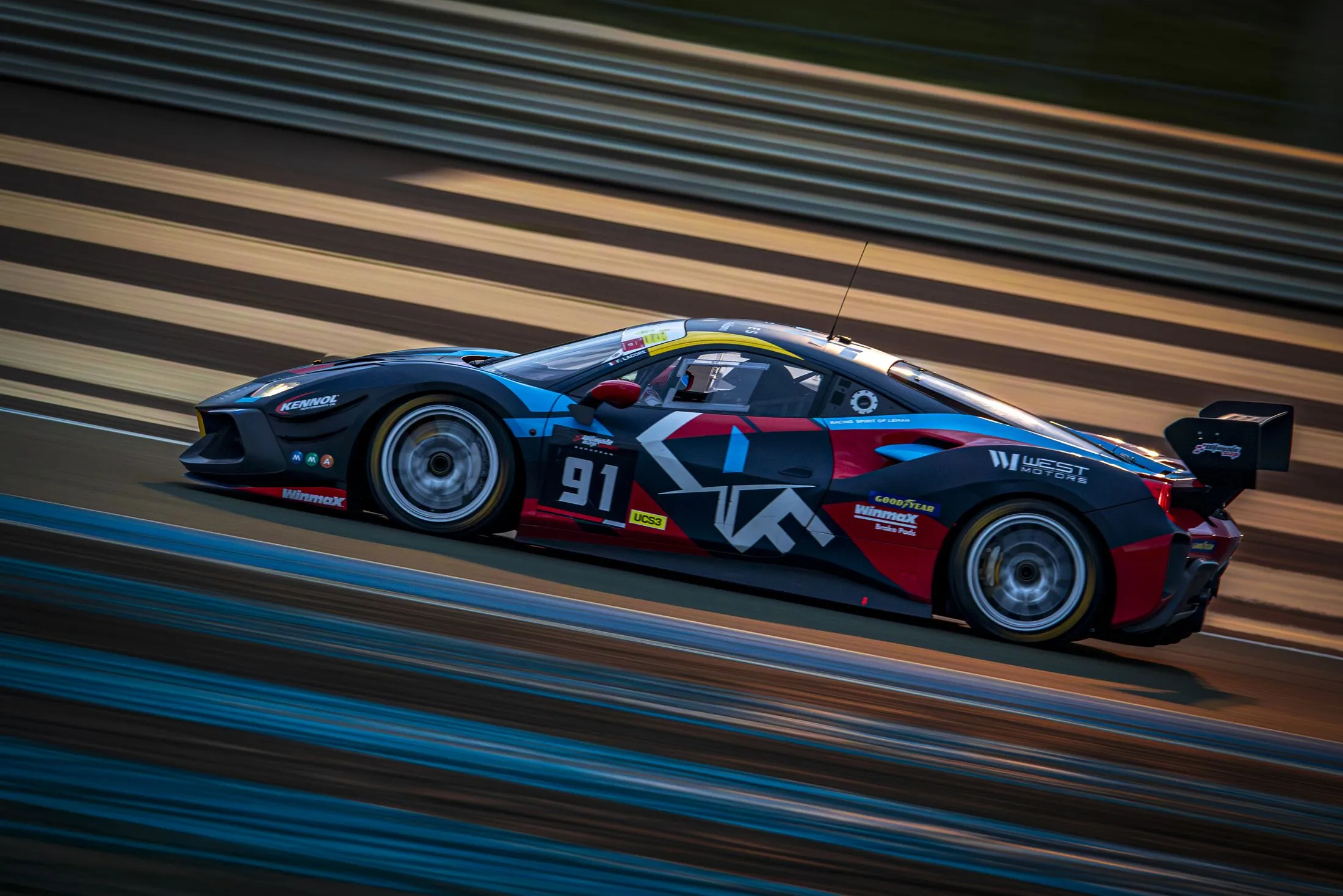 GT3 en filé sur circuit