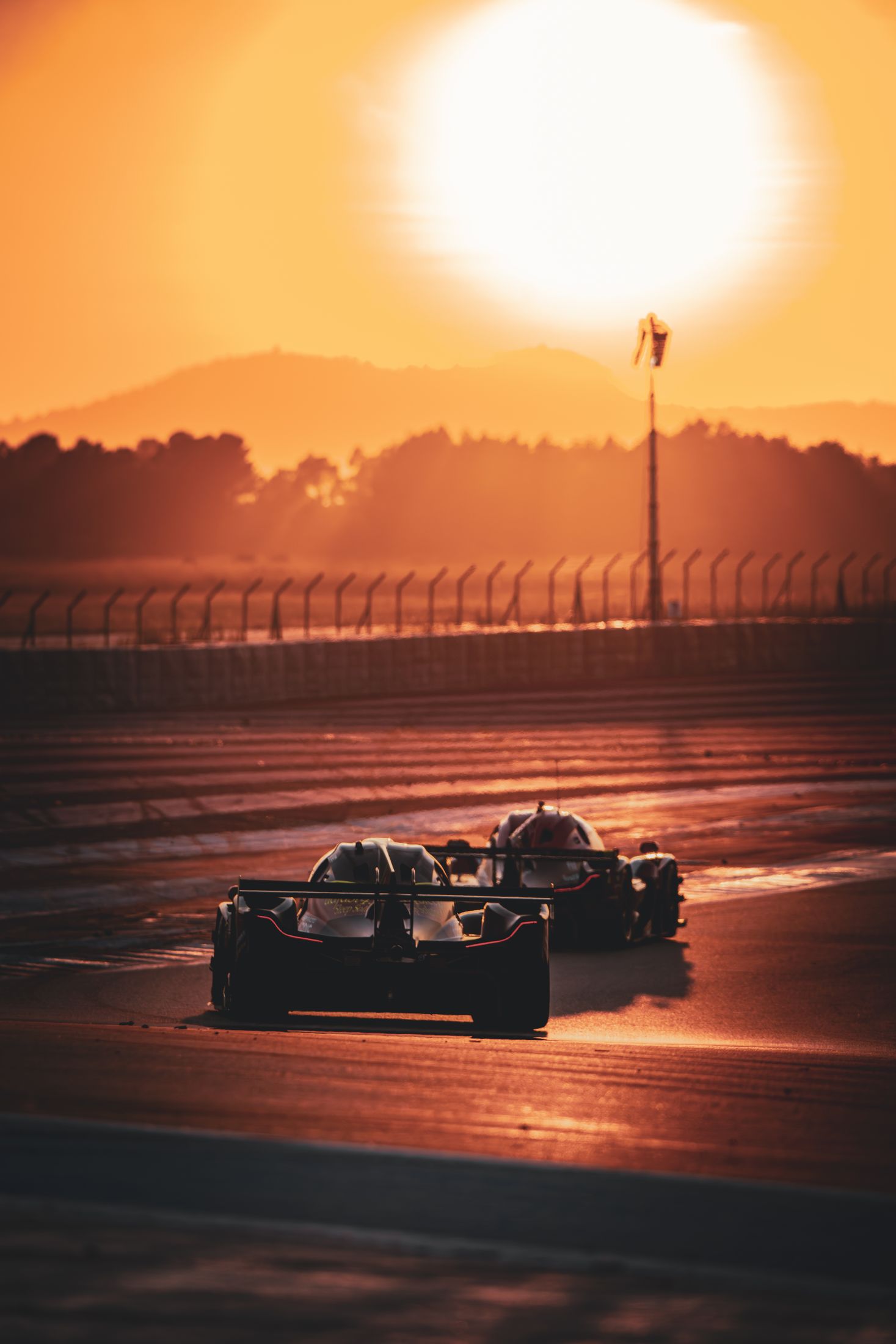 Prototype à contre-jour, coucher de soleil sur le circuit