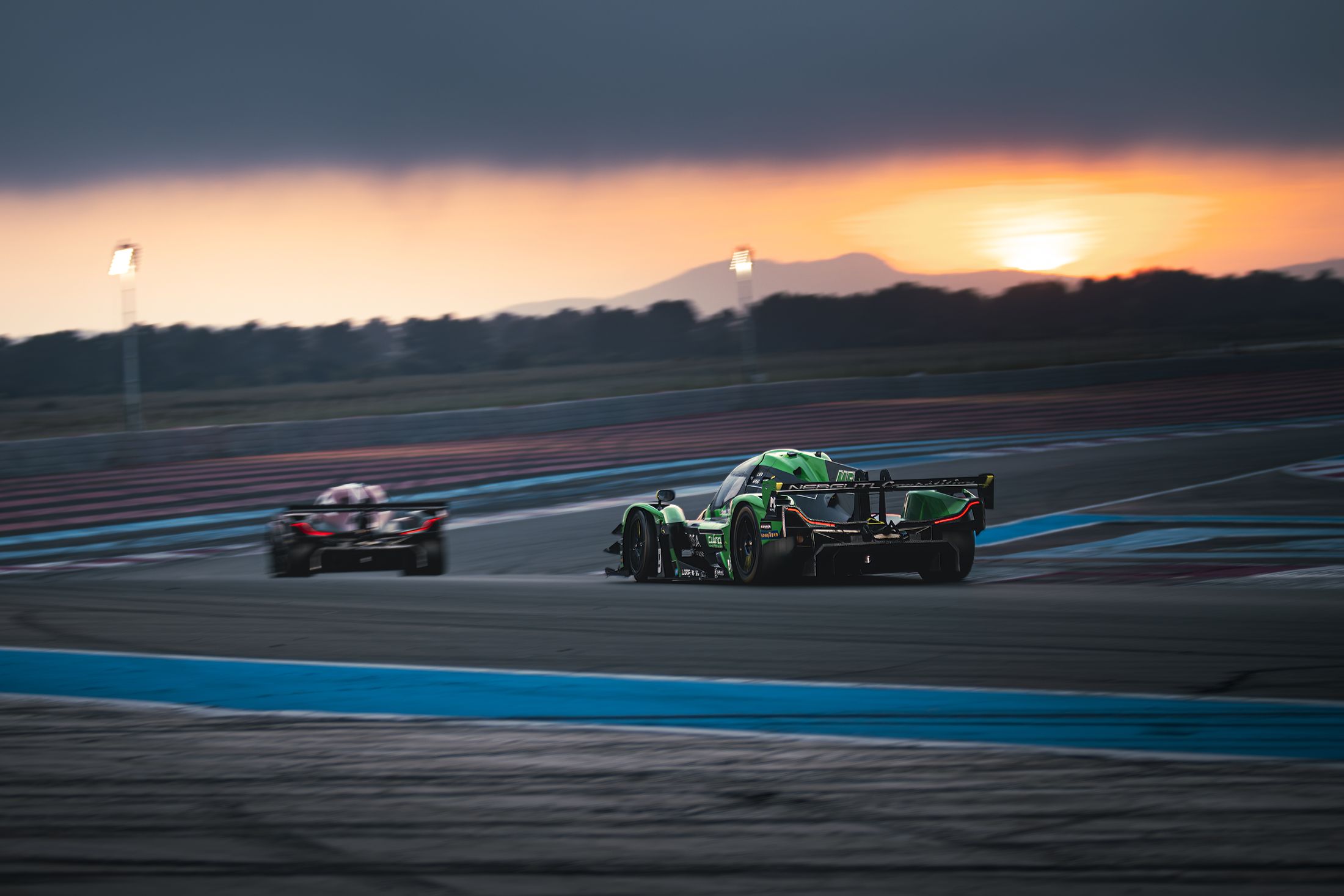 Deux prototypes à contre-jour, lumière dorée du soir